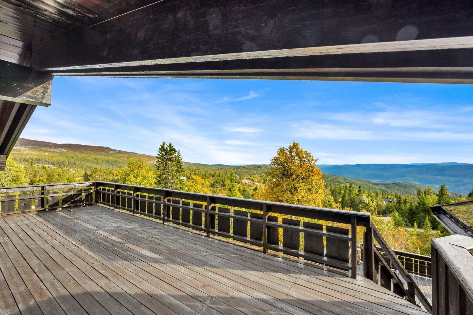Fra badet er det utgang til stor sydvestvendt meget solrik terrasse - ca 24 m2. Galleribilde