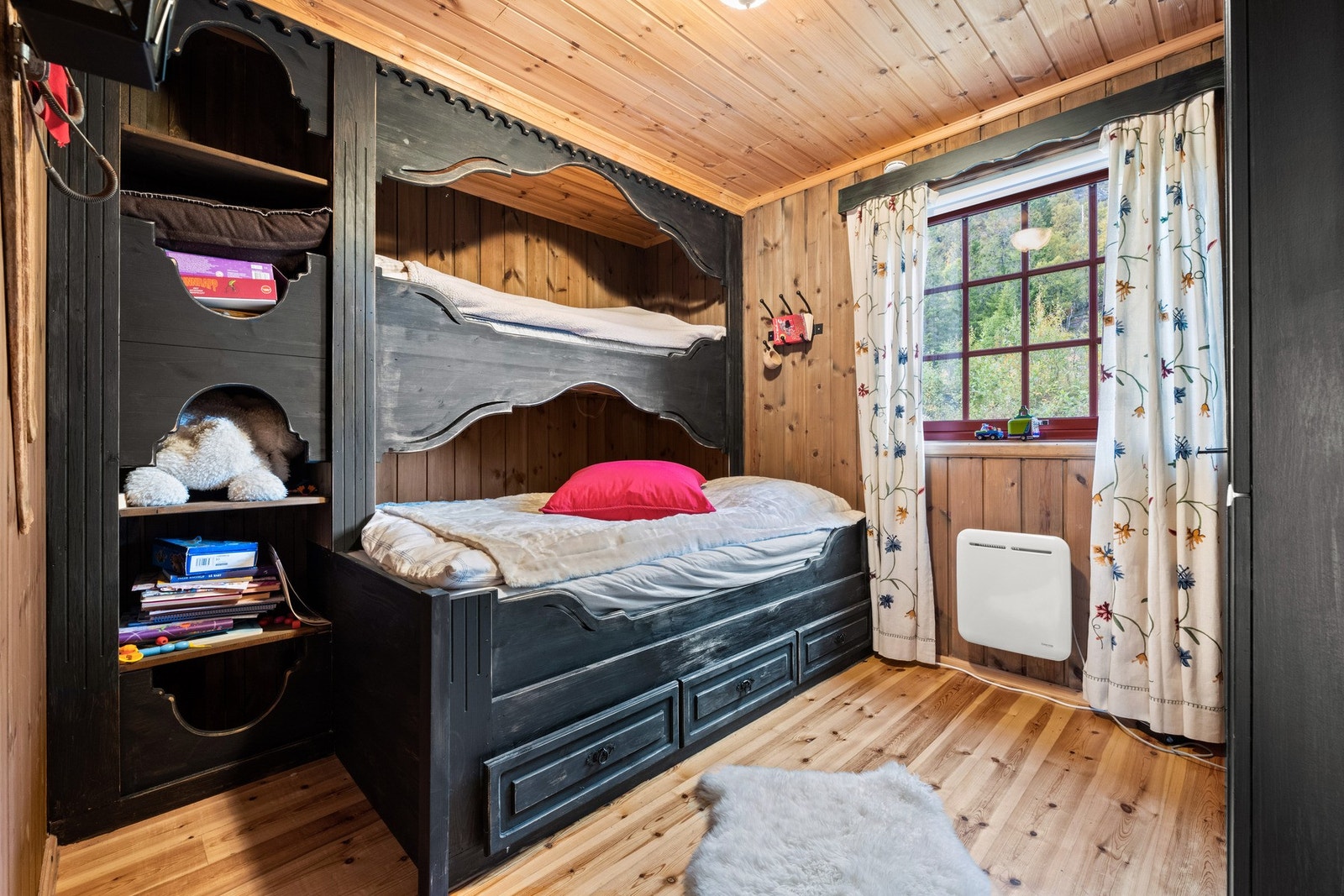 Soverom 1 med plassbygd familiekøye i 1. etg. Galleribilde