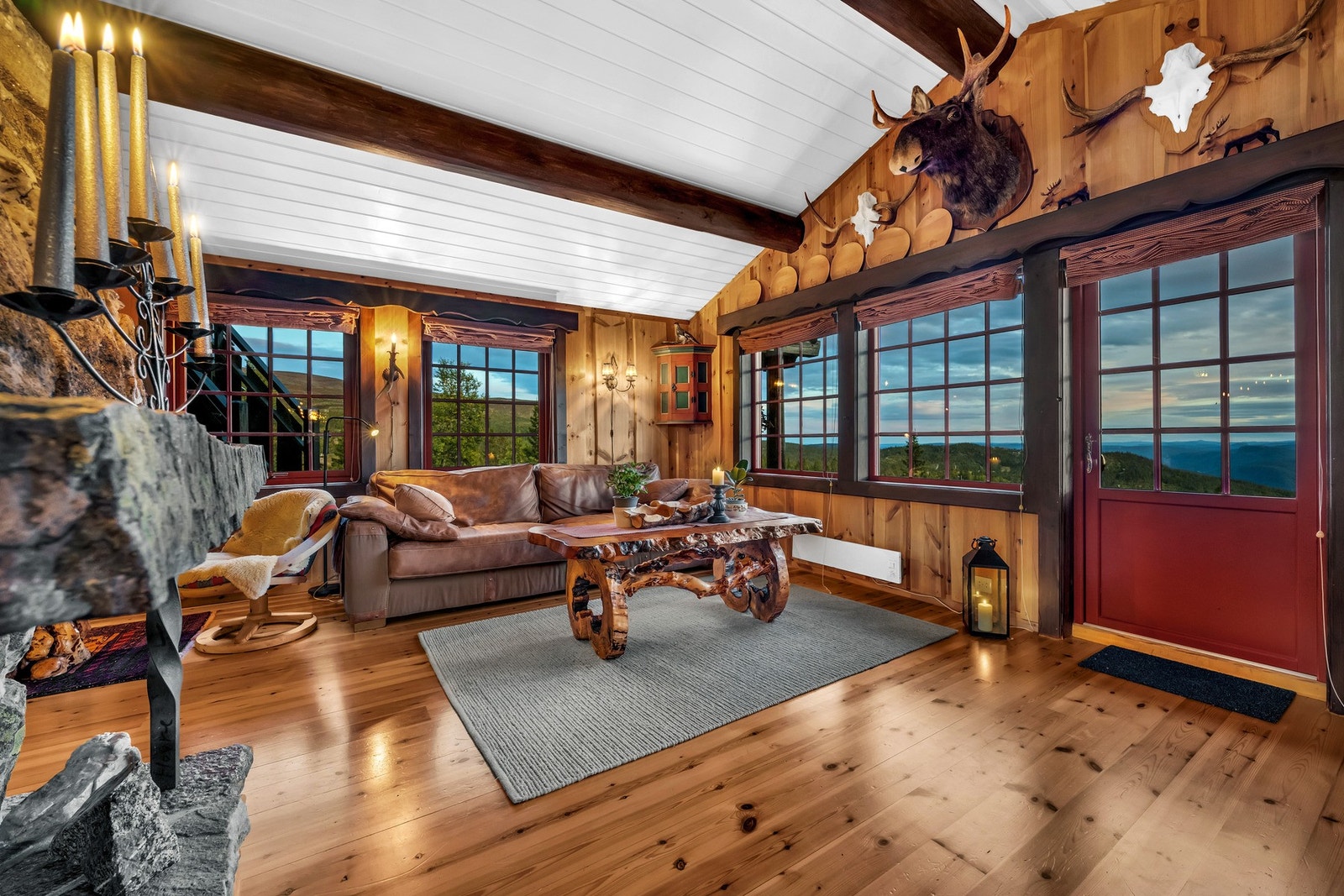 Her kan man nyte utsikten til fjellheimen fra sofakroken. Galleribilde