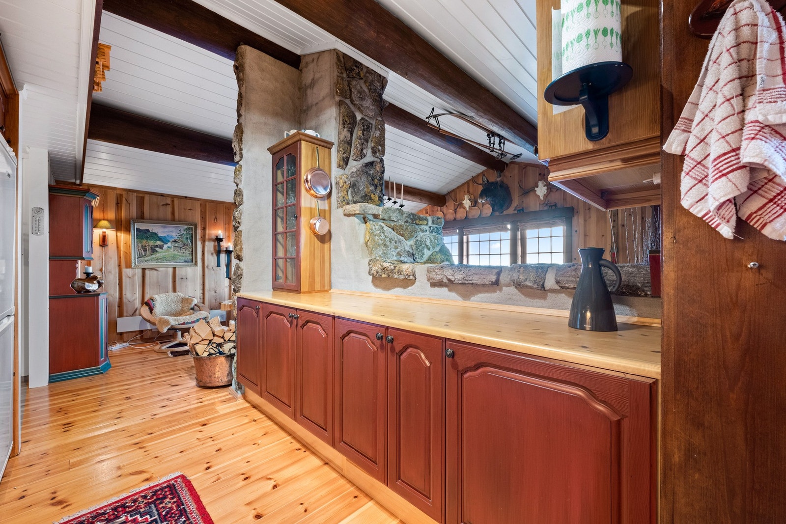 Hyggelig kjøkken med åpen løsning mot stuen. Galleribilde