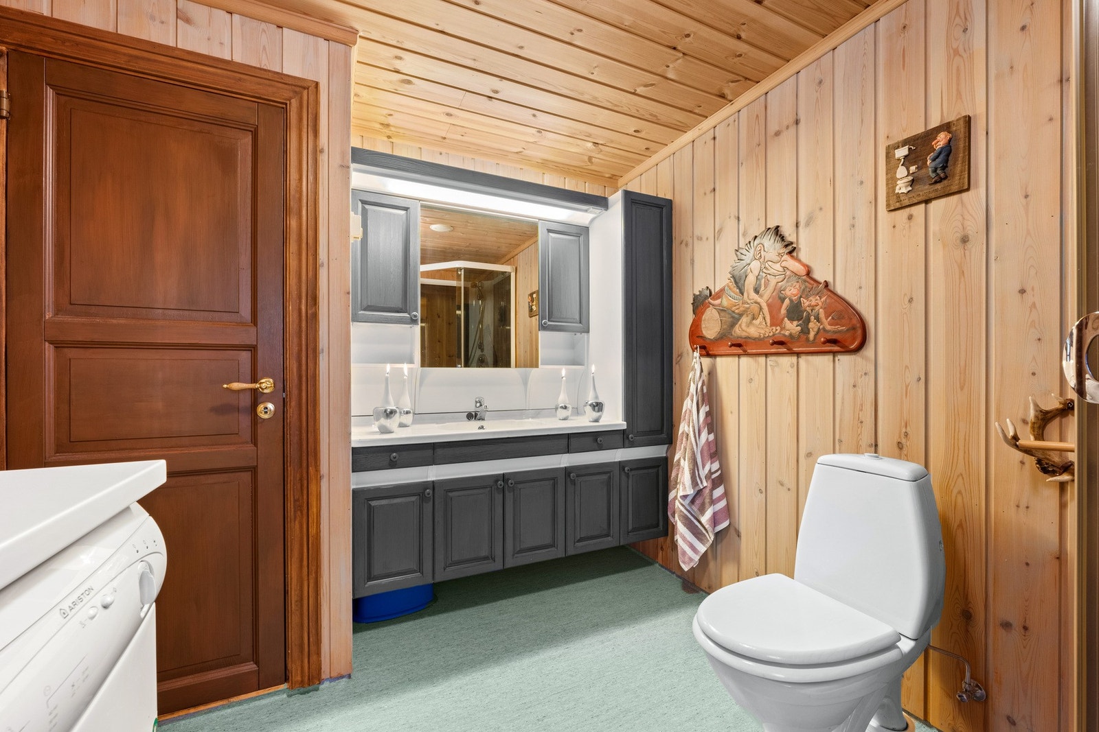 Bad 1. etg - servant i pen innredning. Galleribilde