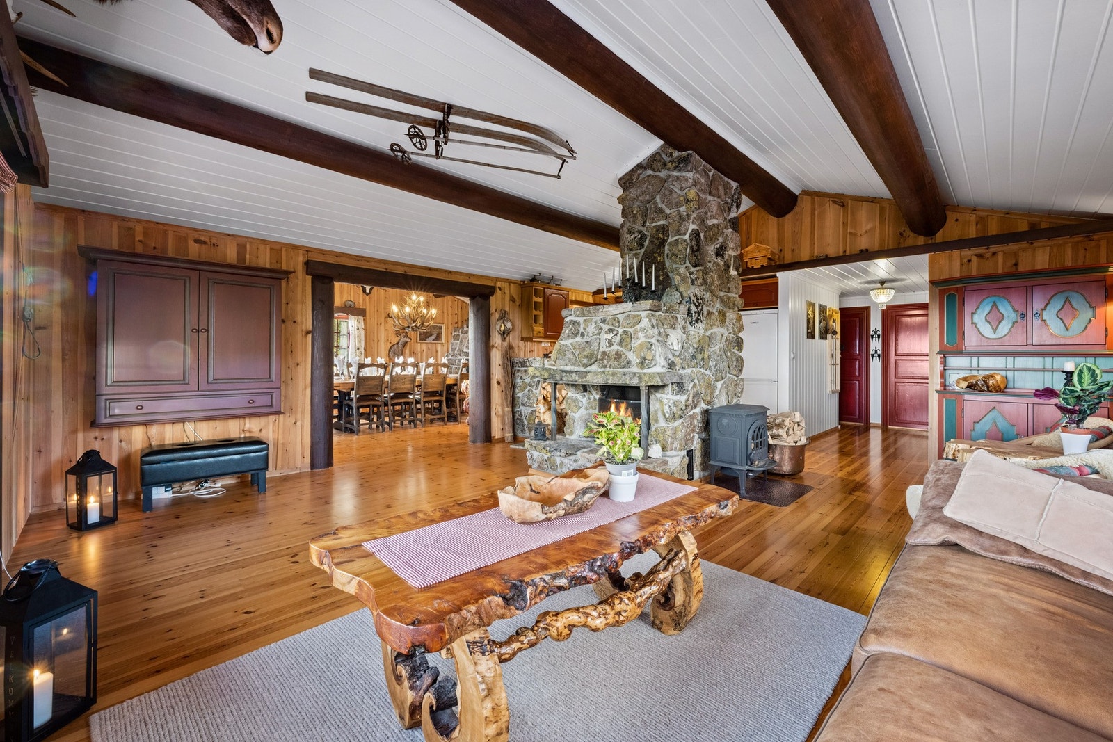 Stue og kjøkken har åpen himling med stor takhøyde som gir en veldig fin romeffekt. Galleribilde