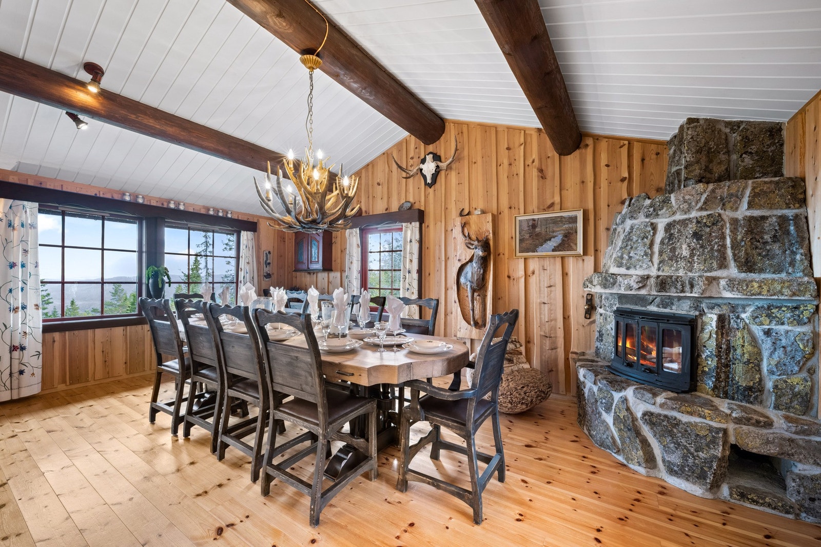 Flott peisovn i naturstein fra Gråfjell i spisestuen. Galleribilde