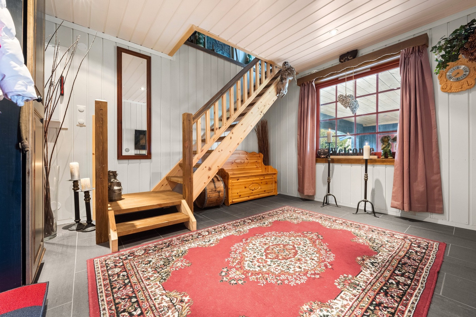 Fra hallen er det trapp opp til en 2.etasje som binder hytten sammen med sidebygget. Galleribilde