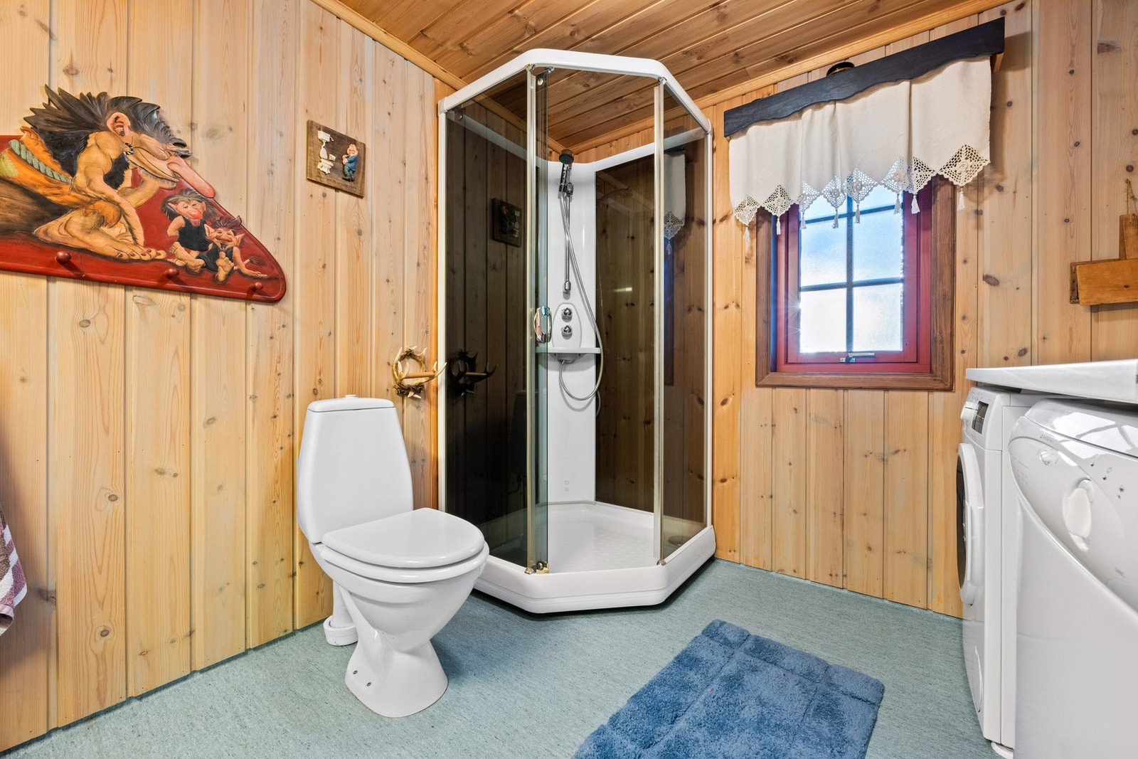 Bad 1.etg med belegg på gulv og panel på vegger. Opplegg til vask og tørk. Galleribilde