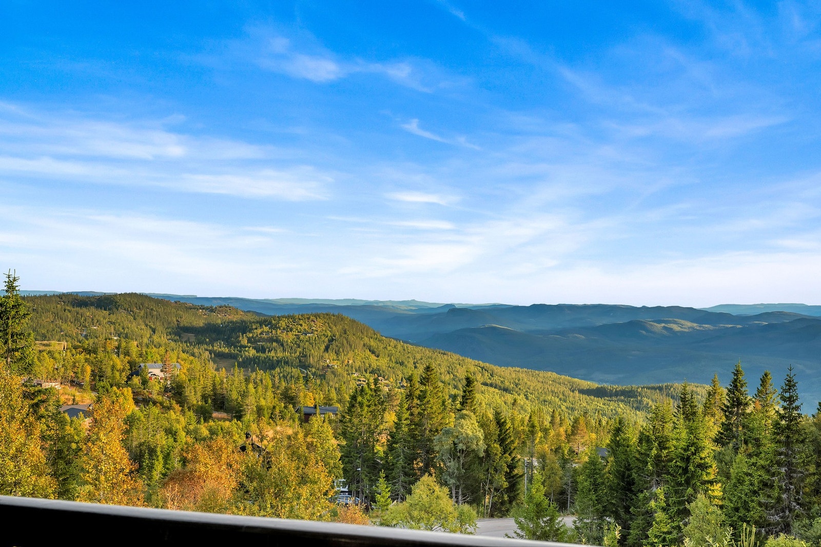 Utsikt mot fjellheimen. Galleribilde
