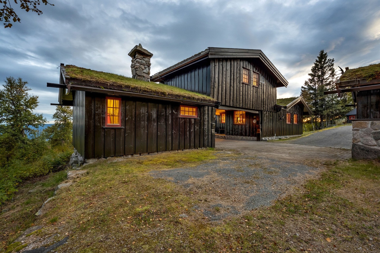 Hytta er oppført i bindingsverk med utvendig villmarkspanel. Torv på tak. Galleribilde