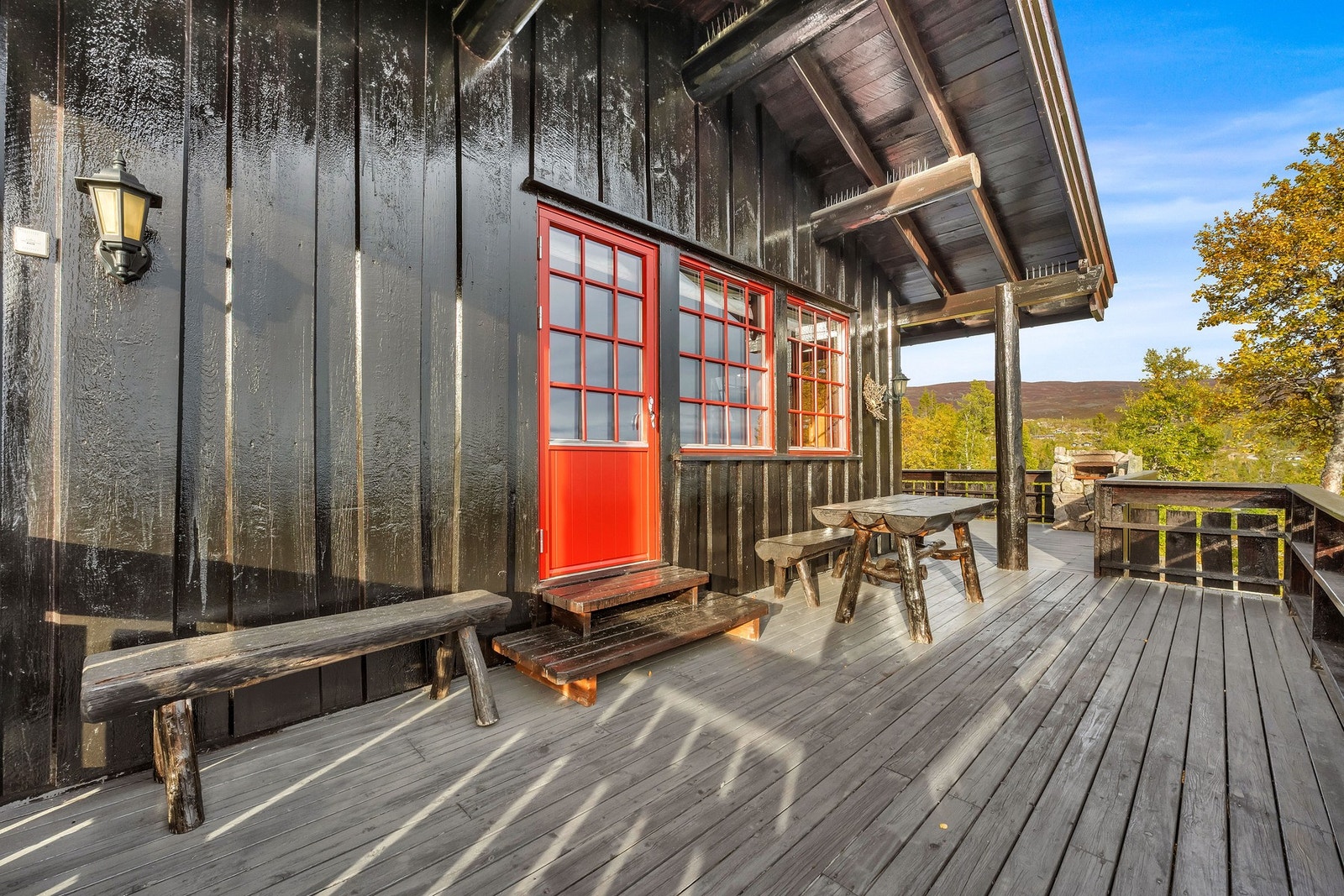 Ut fra stuen er det stor solrik terrasse med flott kveldssol og utsikt. Galleribilde