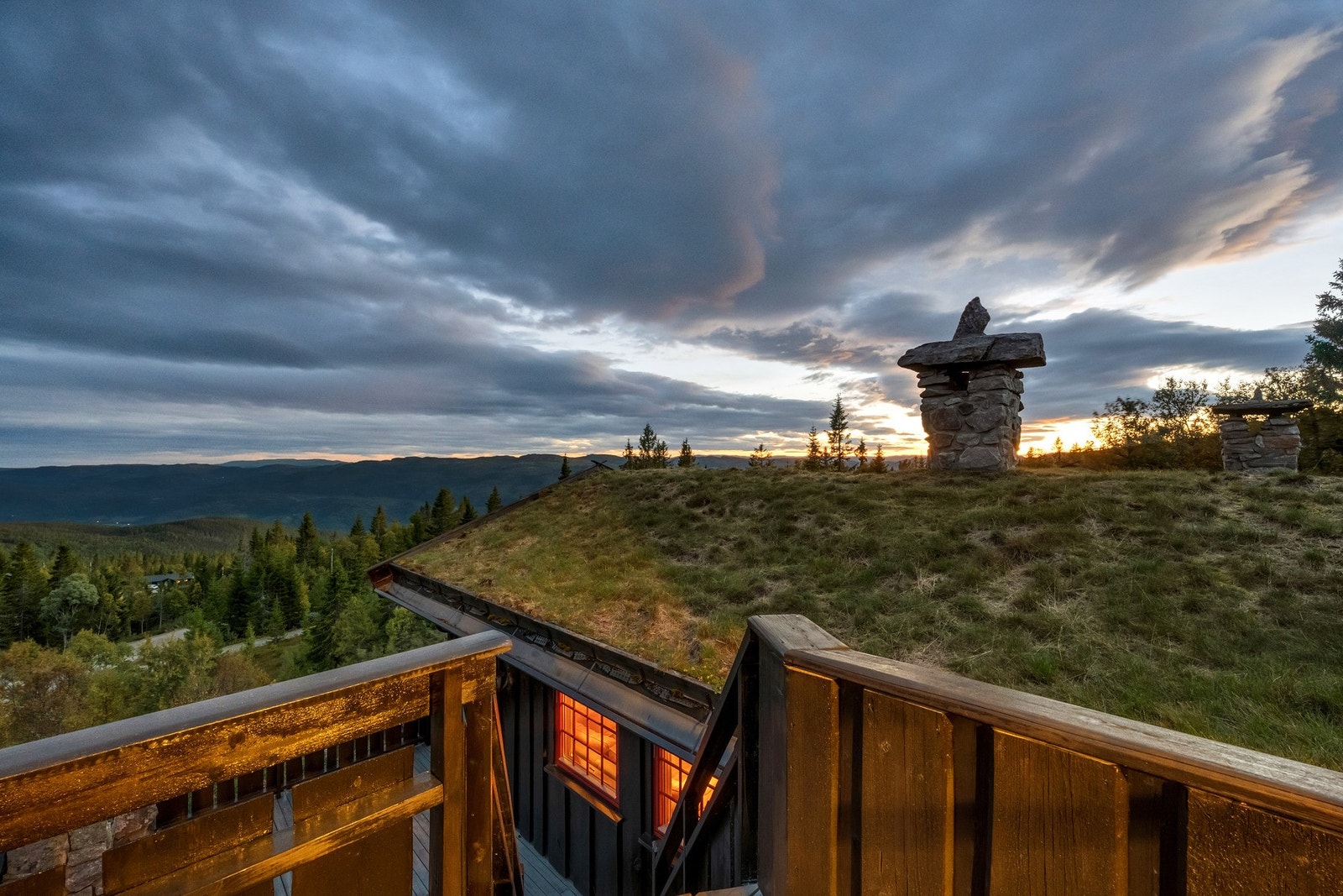 Tomten skrår mot syd/vest og ligger meget solrikt til med en unik, flott utsikt. Galleribilde