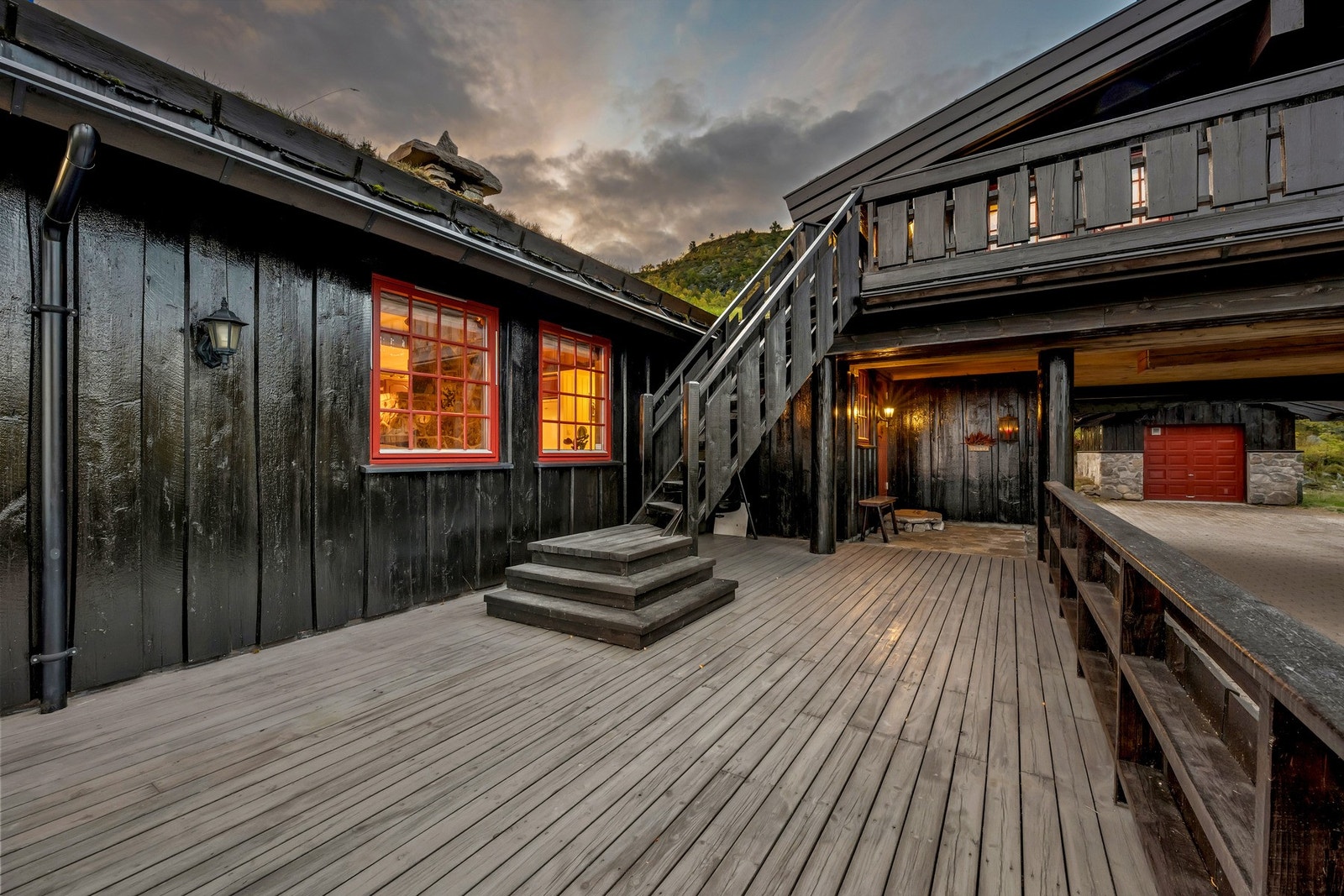 Hytta er oppført i bindingsverk med utvendig villmarkspanel. Galleribilde