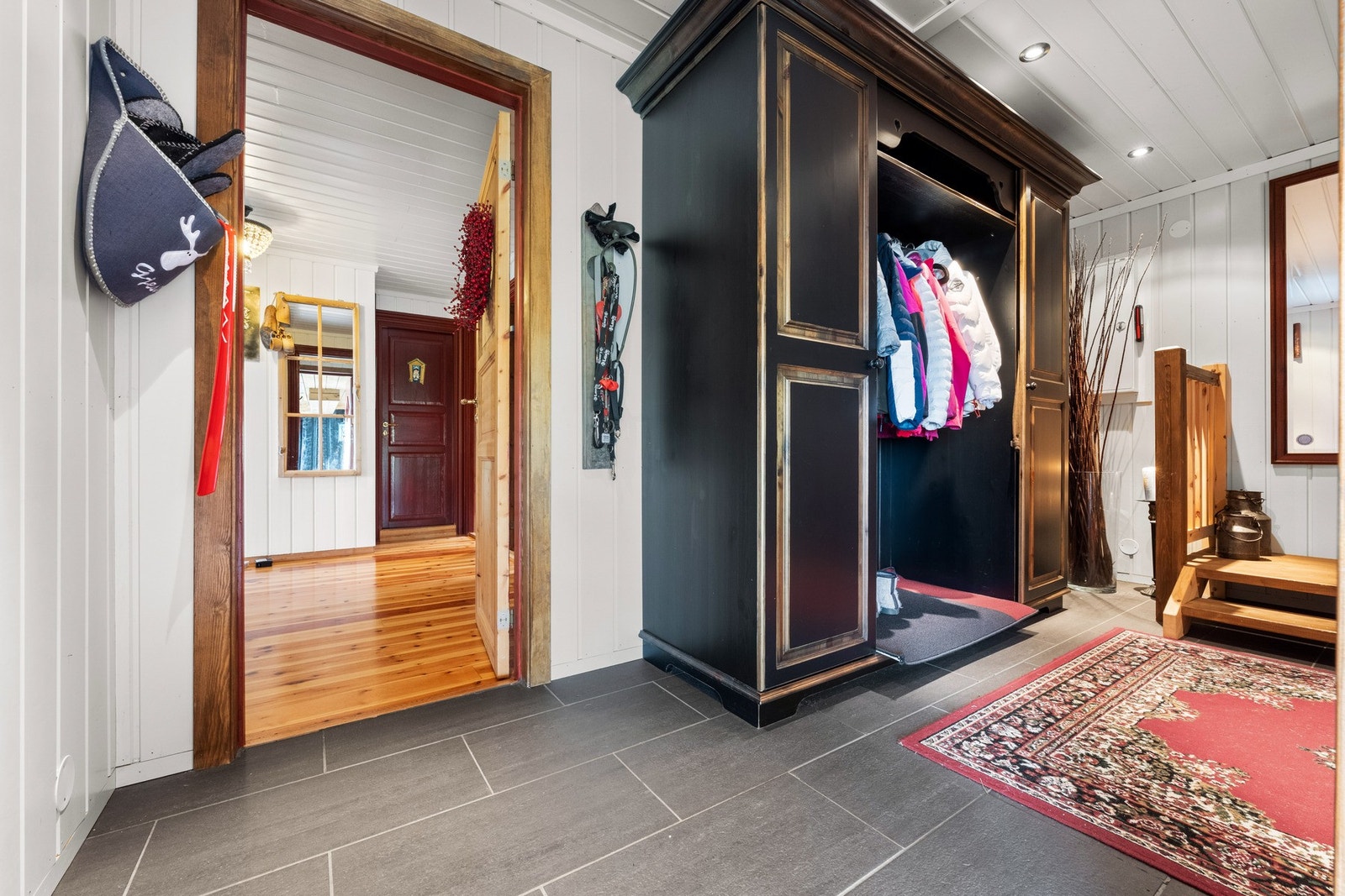Stor hall med flott garderobe ønsker velkommen inn i hytta. Galleribilde