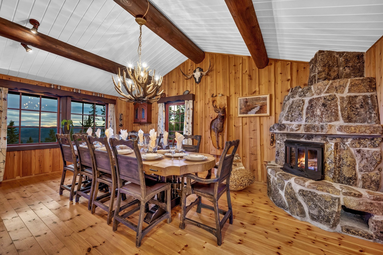 Etter en dag i frisk fjelluft kan hele familien samles rundt bordet til et hyggelig måltid og peiskos. Galleribilde