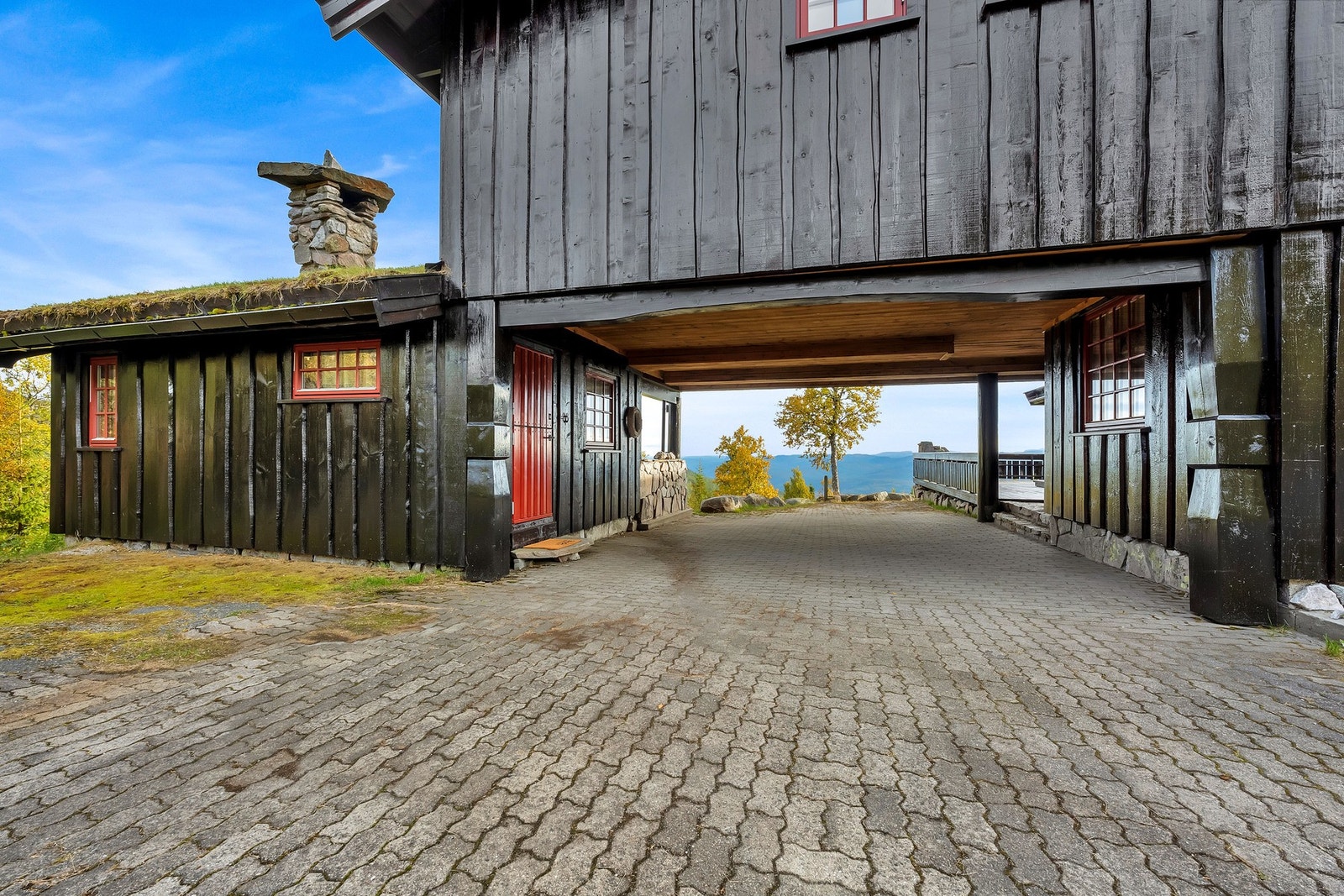 Egen gjesteavdeling/anneks på ca. 25 m2 med egen inngang og som består av stue, soverom og wc - oppført i samme stil og konstruksjon som hovedhytta. Galleribilde