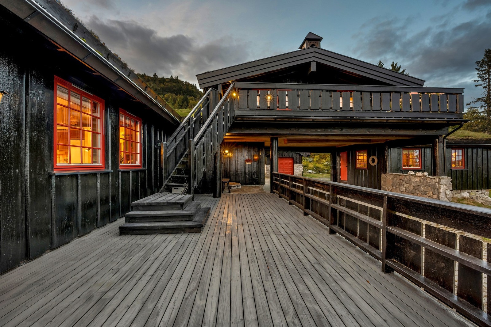 Opprinnelig ble hovedhytta bygget i 1994, det ble bygget et anneks ved siden av hytta 1997. I 2000 ble det bygget tilbygg til stuen. I 2008 ble det bygget bygget et overbygg og rom i 2 etasje og
annekset ble en del av selve hytta. Galleribilde