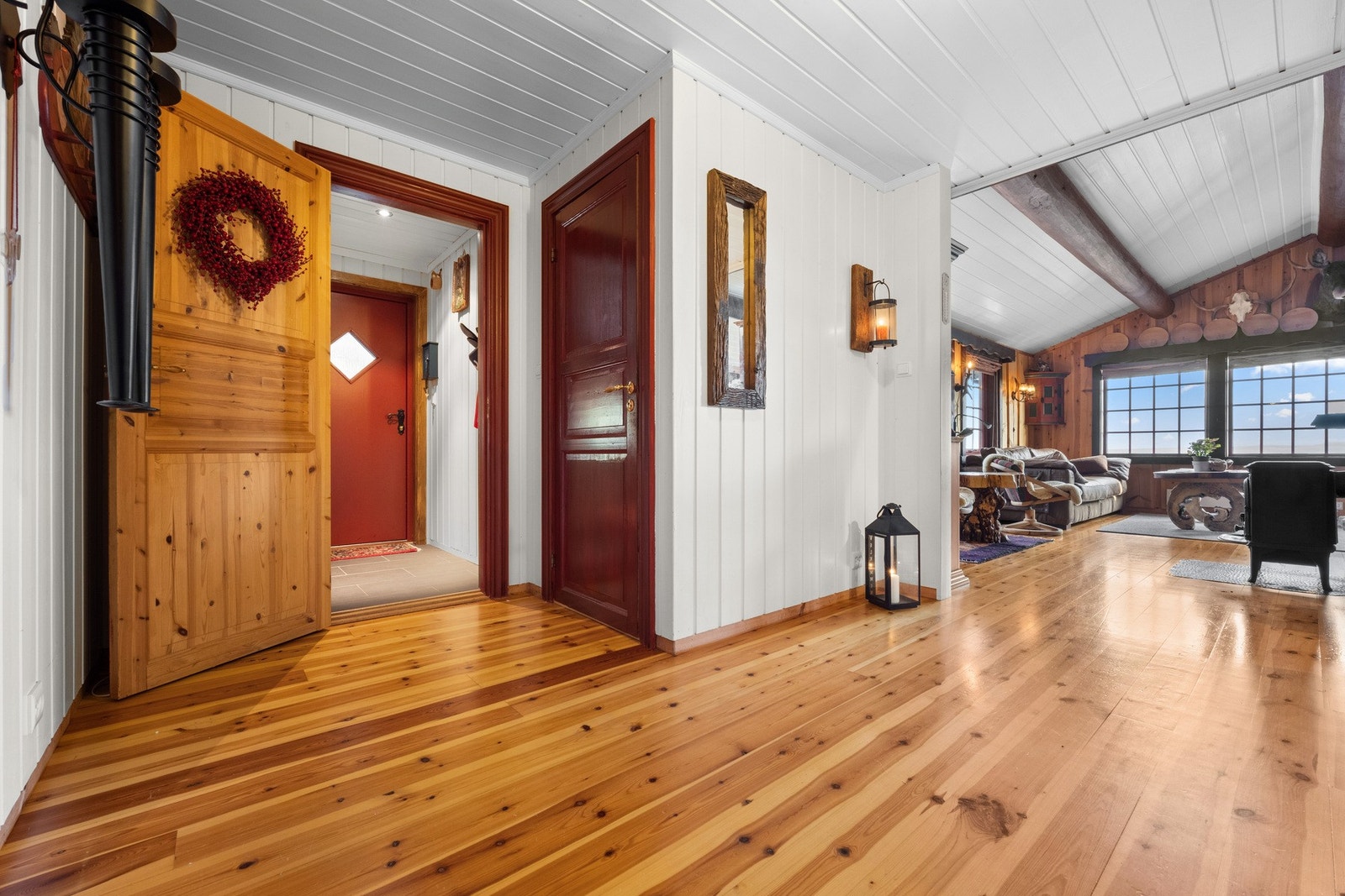 Dette er en flott familiehytte med to stuer i 1. etg. Galleribilde