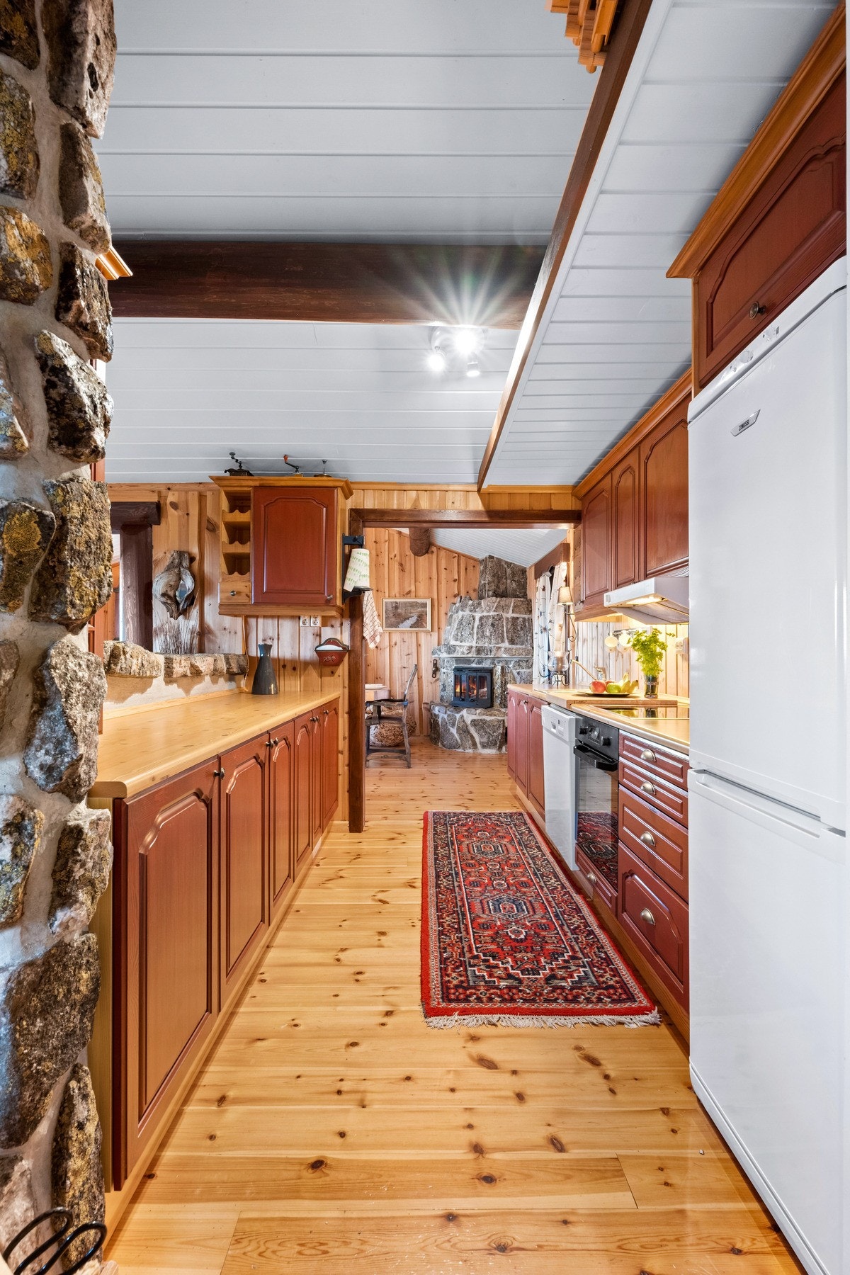 Integrert oppvaskmaskin, komfyr, platetopp og kjøl/frys medfølger. Galleribilde