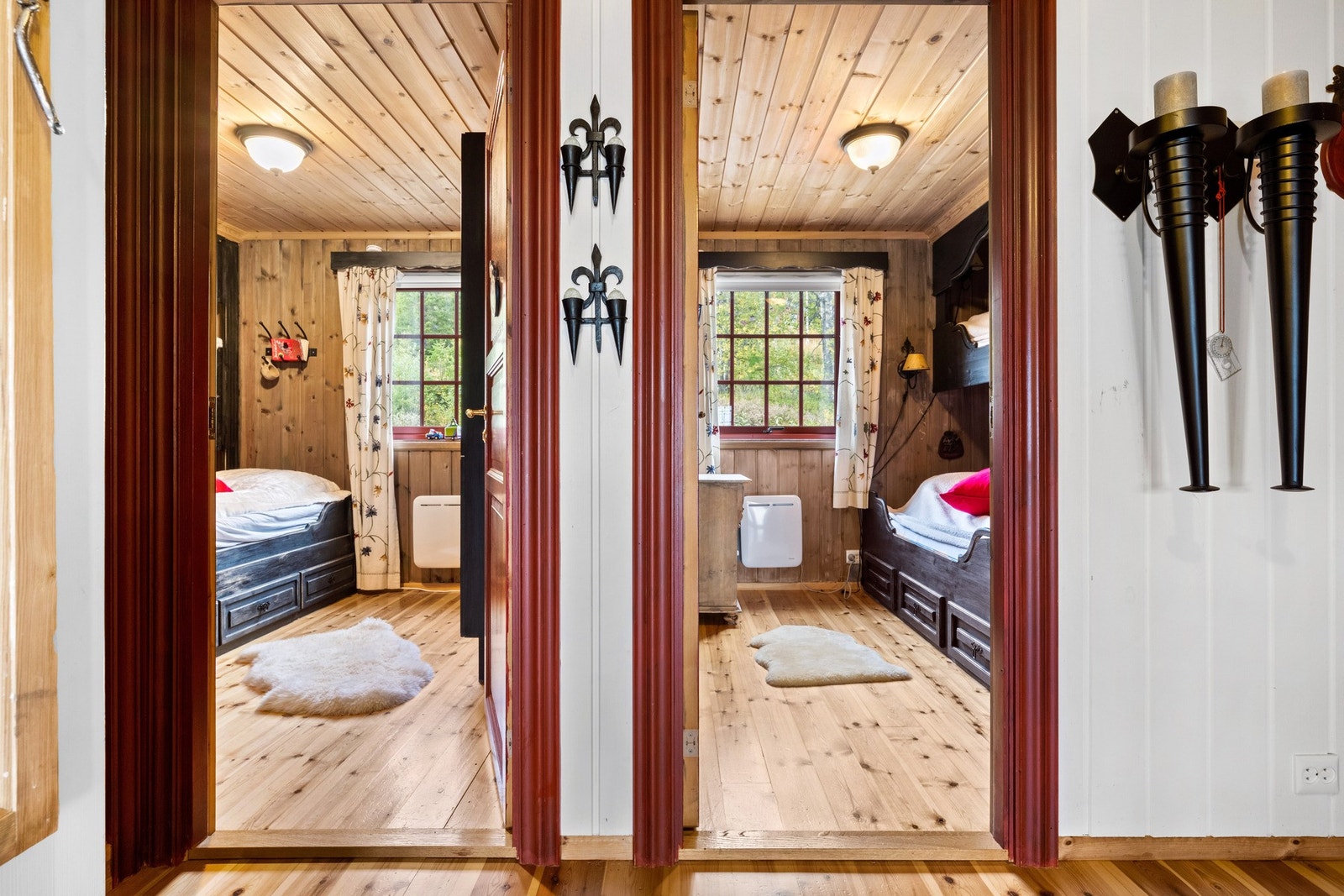 Det er to soverom i 1. etg. Galleribilde