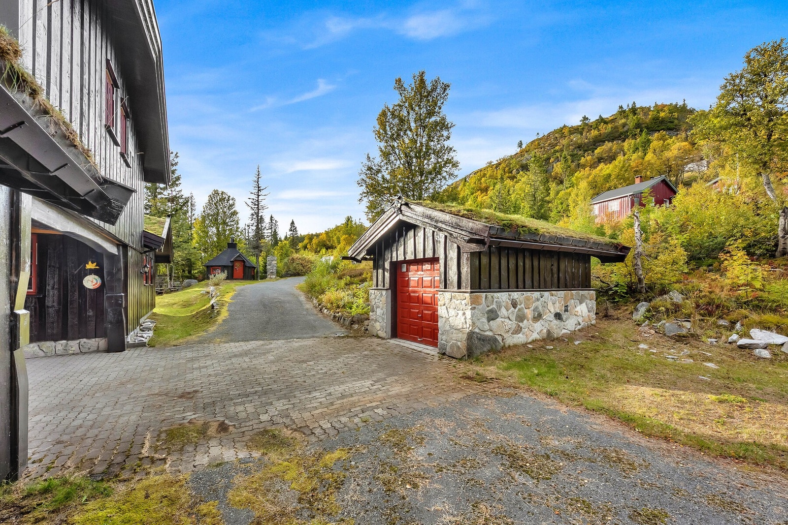 Liten garasje/stor sportsbod og hyggelig grillhytte. Galleribilde