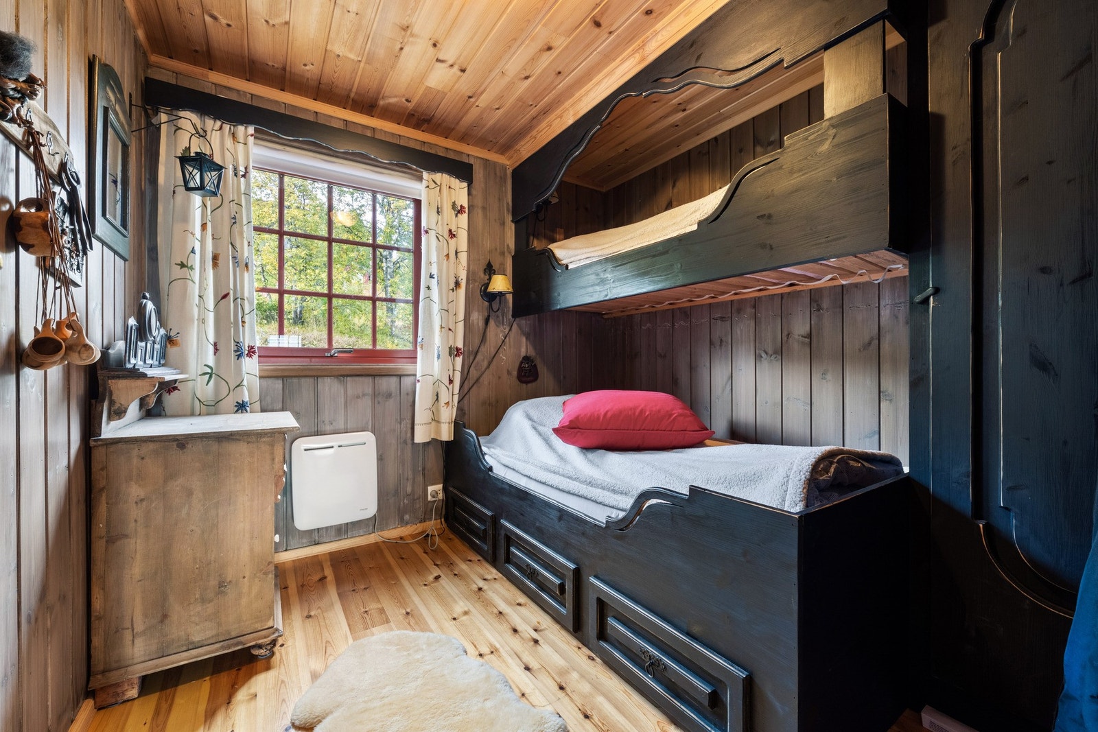 Soverom 2 med plassbygd køye i 1. etg. Galleribilde