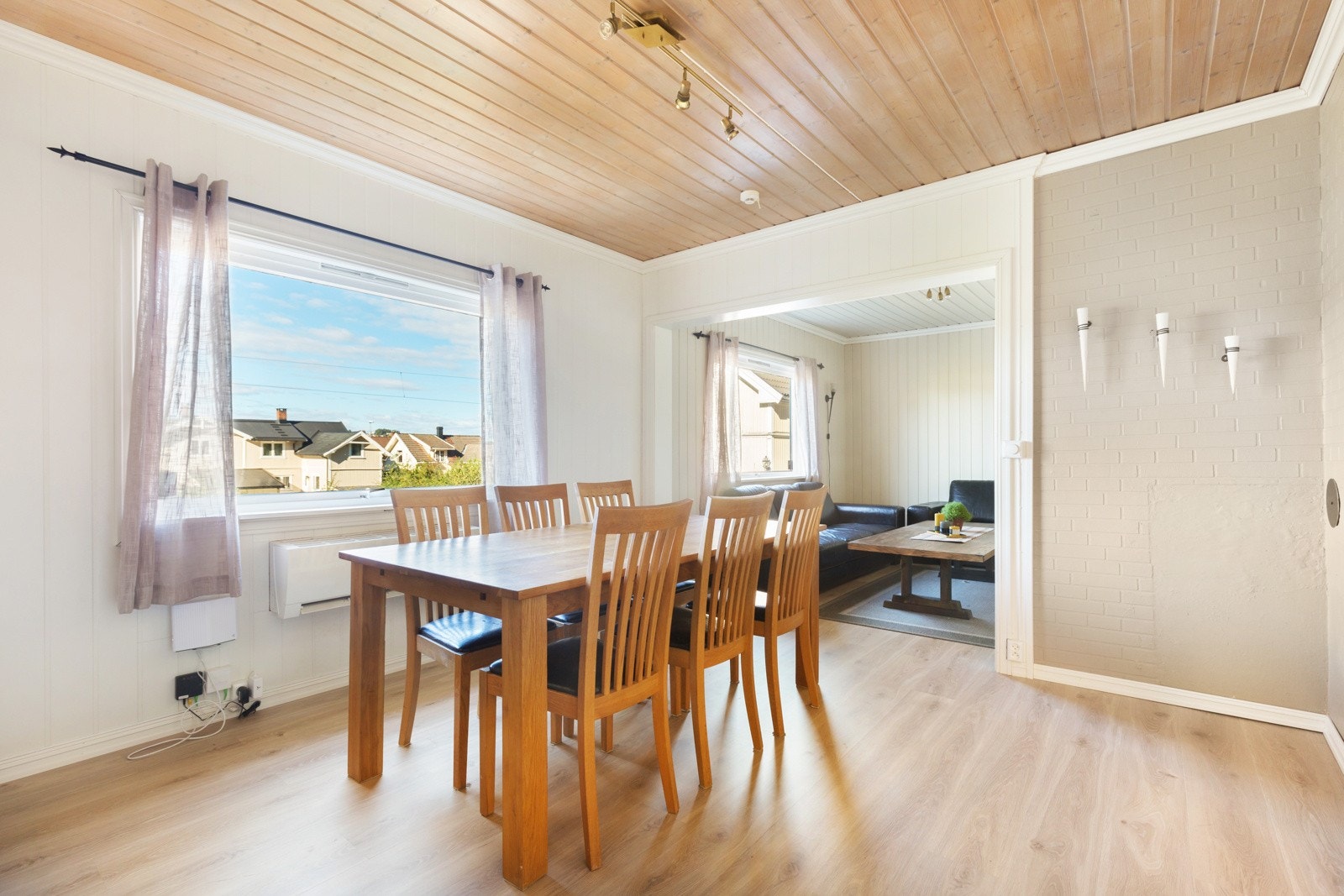 Spisestuen har plass til et stort spisebord når du ber gjester hjem til middag Galleribilde