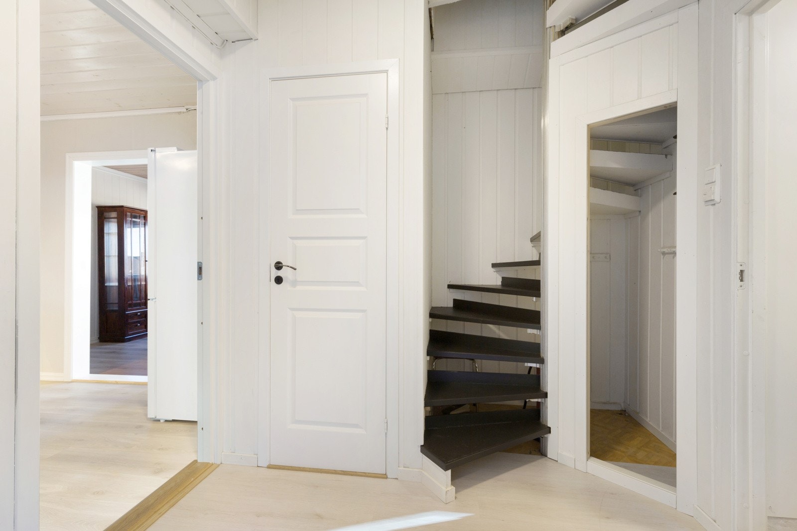 Inngangsparti med wc, vaskerom, kjøkken, bod som tilliggende rom Galleribilde