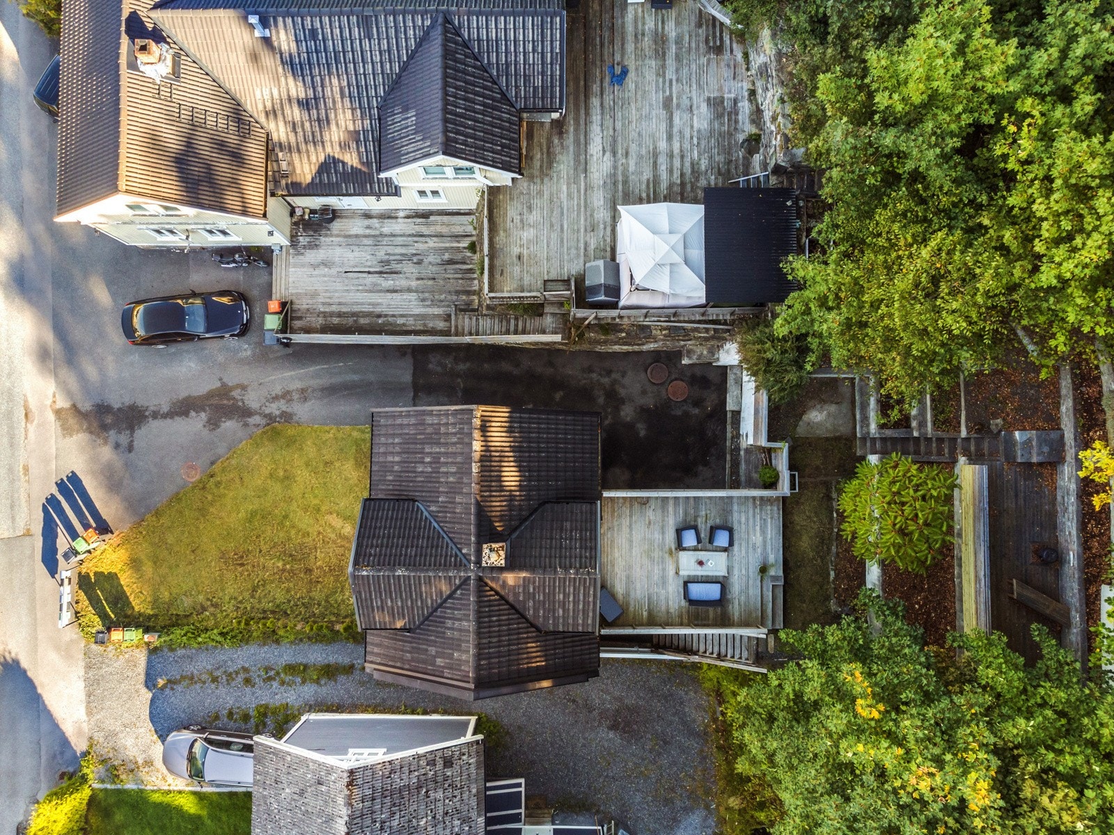 Tomten har tydelige grenser og ligger pent til ved kommunal vei Galleribilde