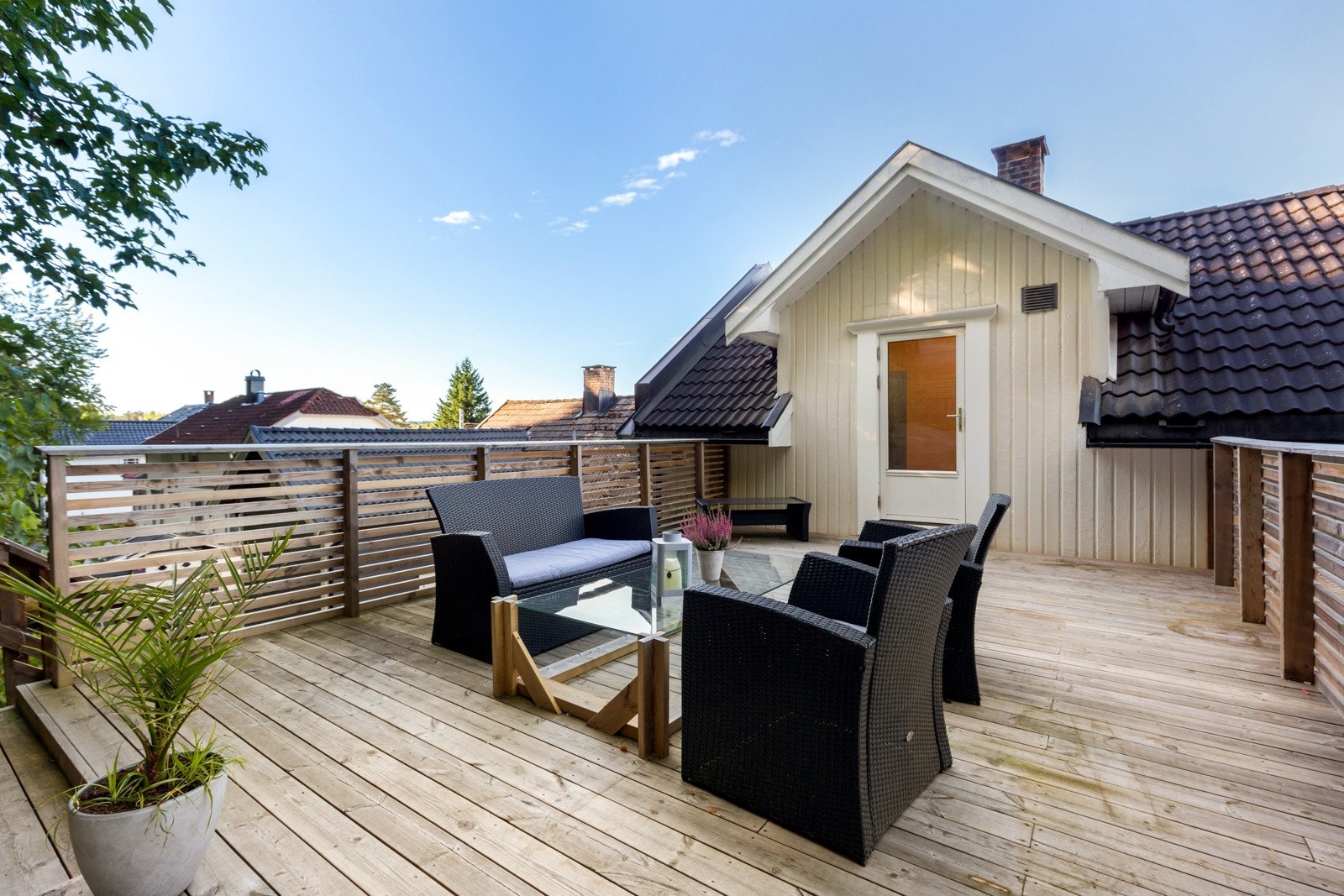 En fin og sommerlig uteplass hvor en kan nyte den stekende solen Galleribilde
