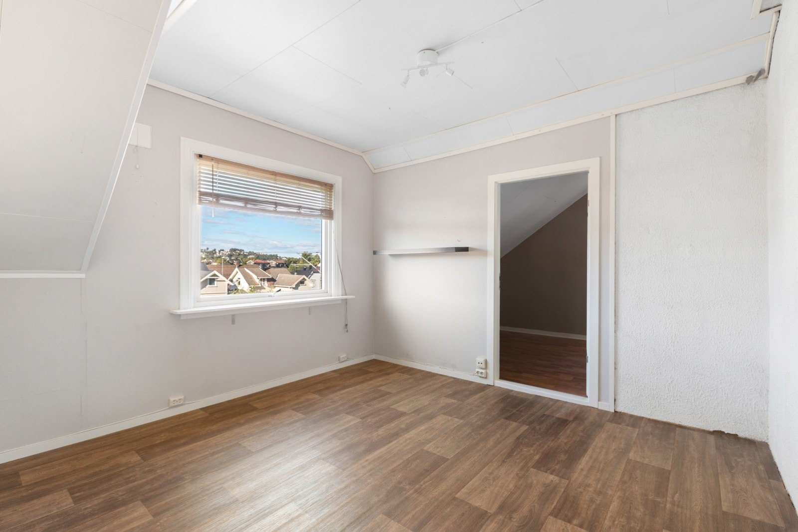 Soverom/kontor som leder inn til hovedsoverom og stue. Galleribilde