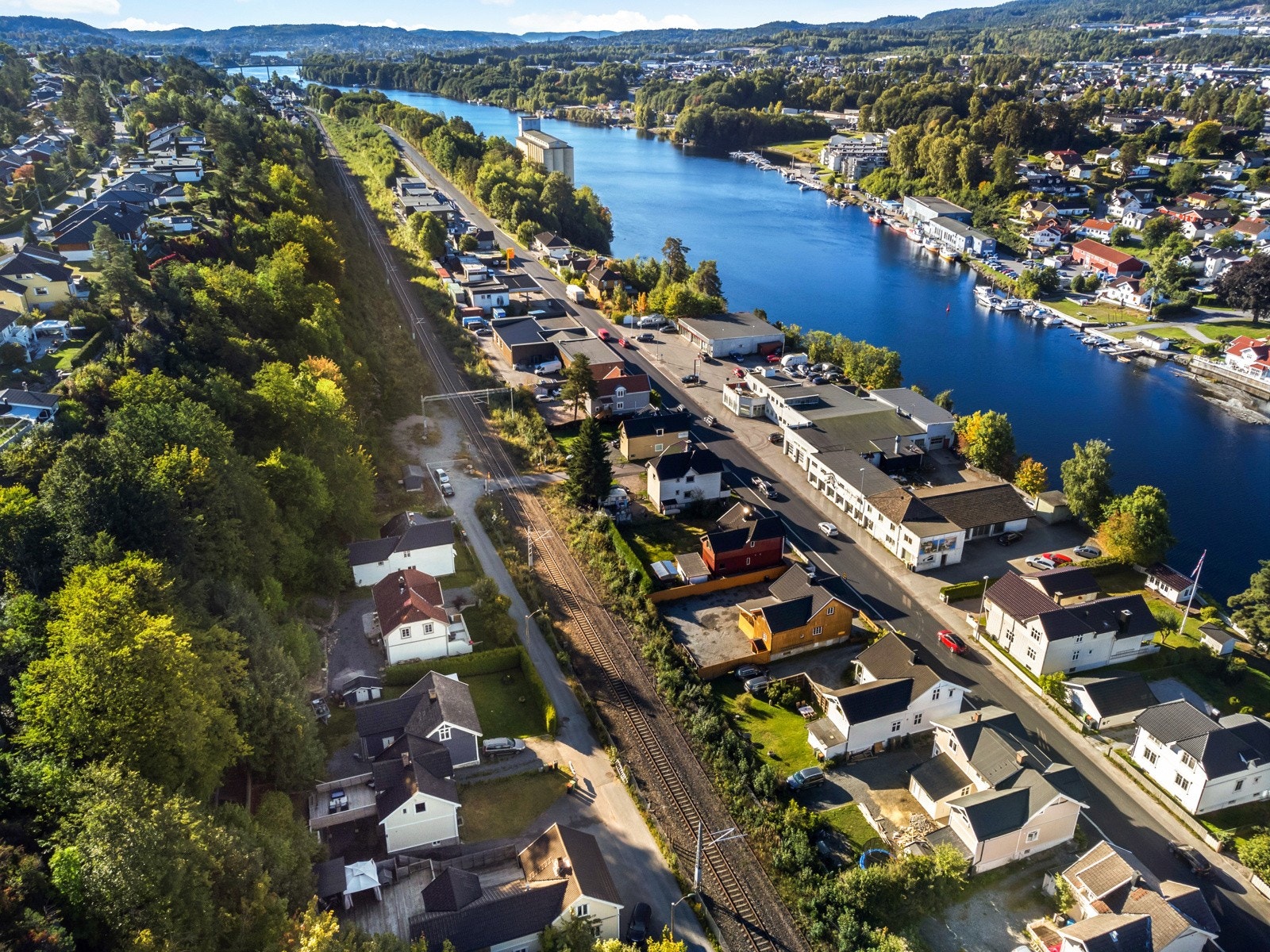 Det er kort bilvei til Skien sentrum og Kjørbekk som byr på alt en skulle trenge fra byggevarer til dagligvarebutikker Galleribilde