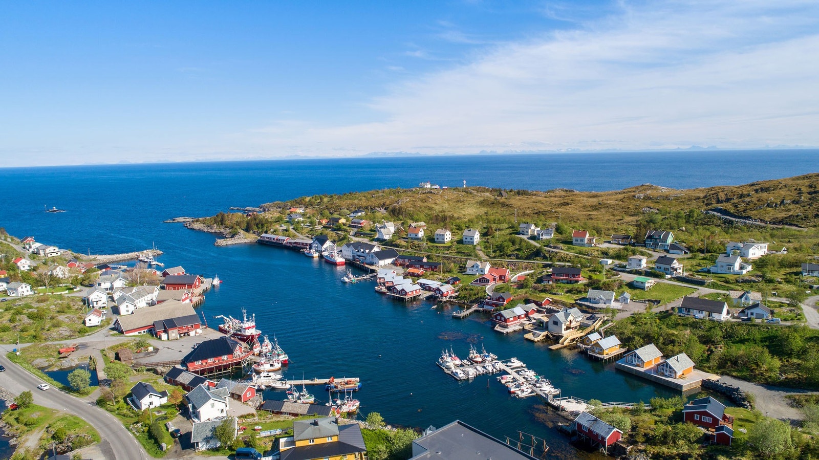 Kort gangavstand til dagligvarebutikker, restaurant (Maren Anna og hotellet som serverer kvalitetsmat), busstopp mm. Galleribilde
