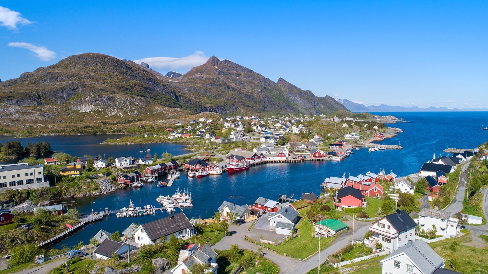 Sørvågen kan skilte med barne- og ungdomsskole, barnehage og butikk. Her er flotte rorbuanlegg, restaurant og fiskeindustri. Galleribilde