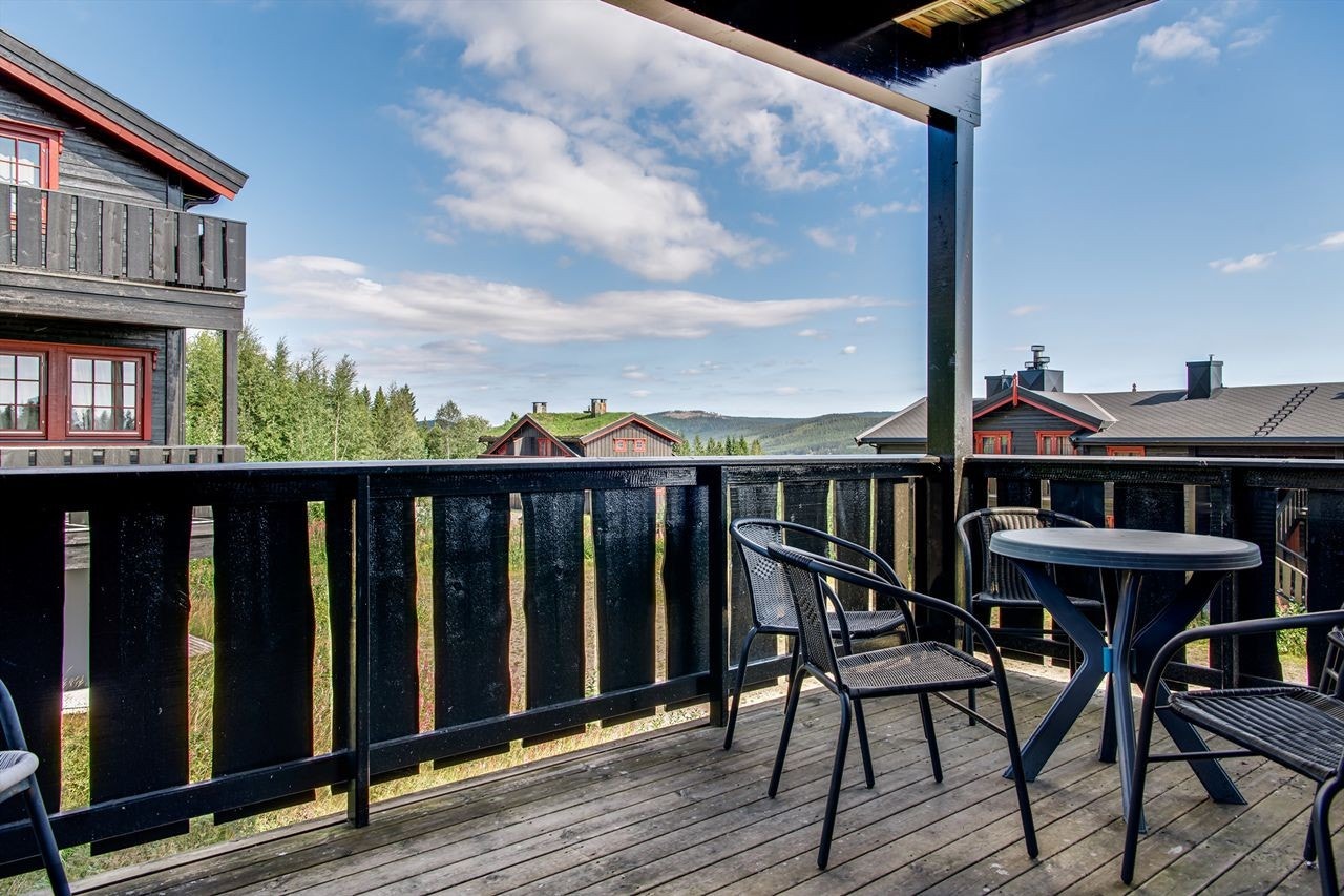 Balkong på byggets nordside med utsikt mot dalen Galleribilde