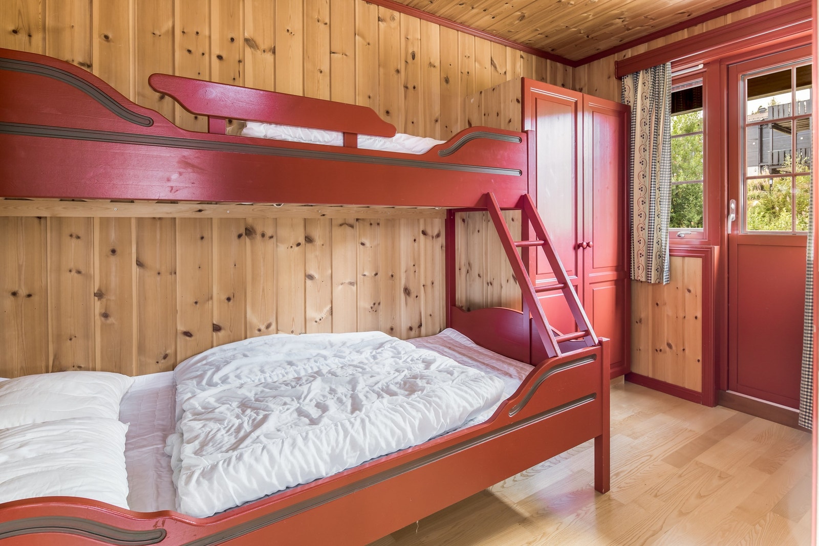 Praktisk planløsning med 2 soverom og et bad i hver ende av leiligheten. Her fra soverommet med utgang til terrassen mot fjellet Galleribilde