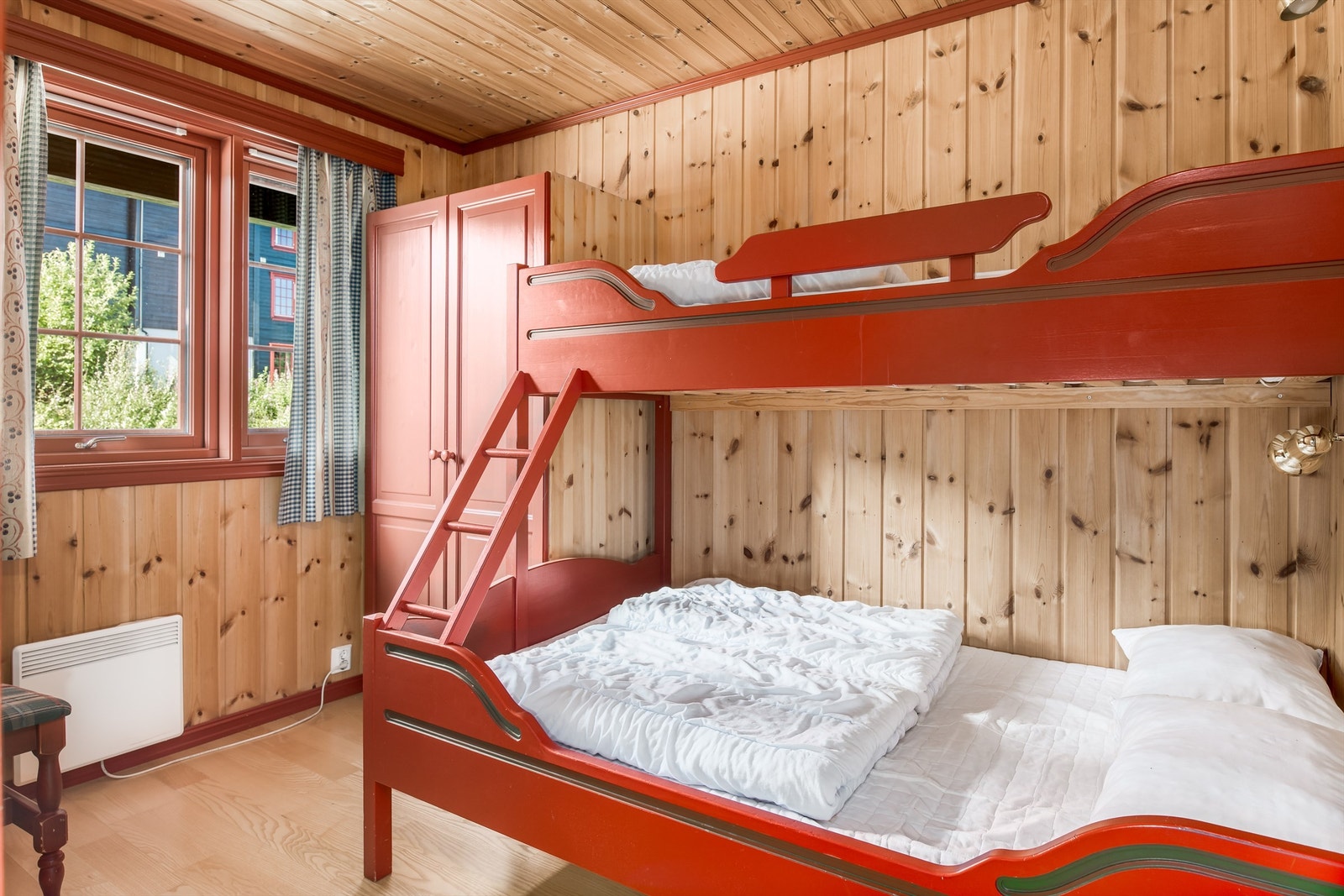 Totalt er det 4 soverom og 12 sengeplasser i leiligheten. Alle gulv med praktisk slitesterkt laminat Galleribilde