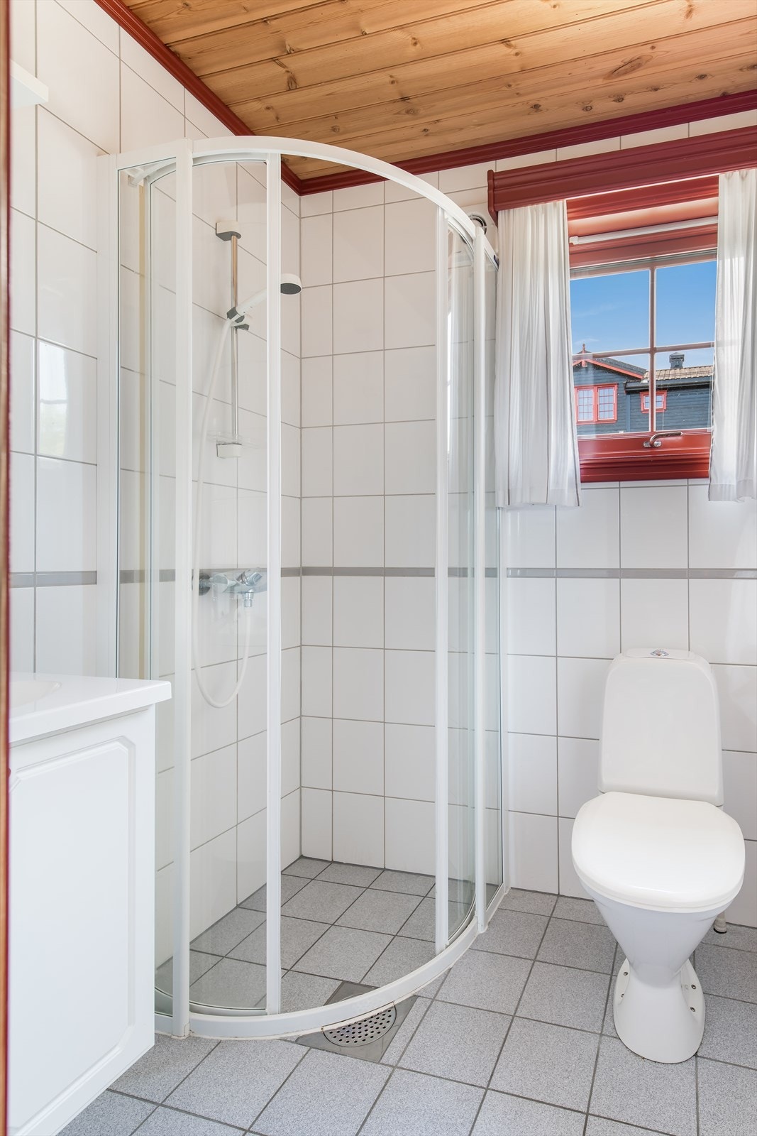 Bad 2 er også flislagt i samme stil med dusjhjørne, wc og innredning med servant Galleribilde