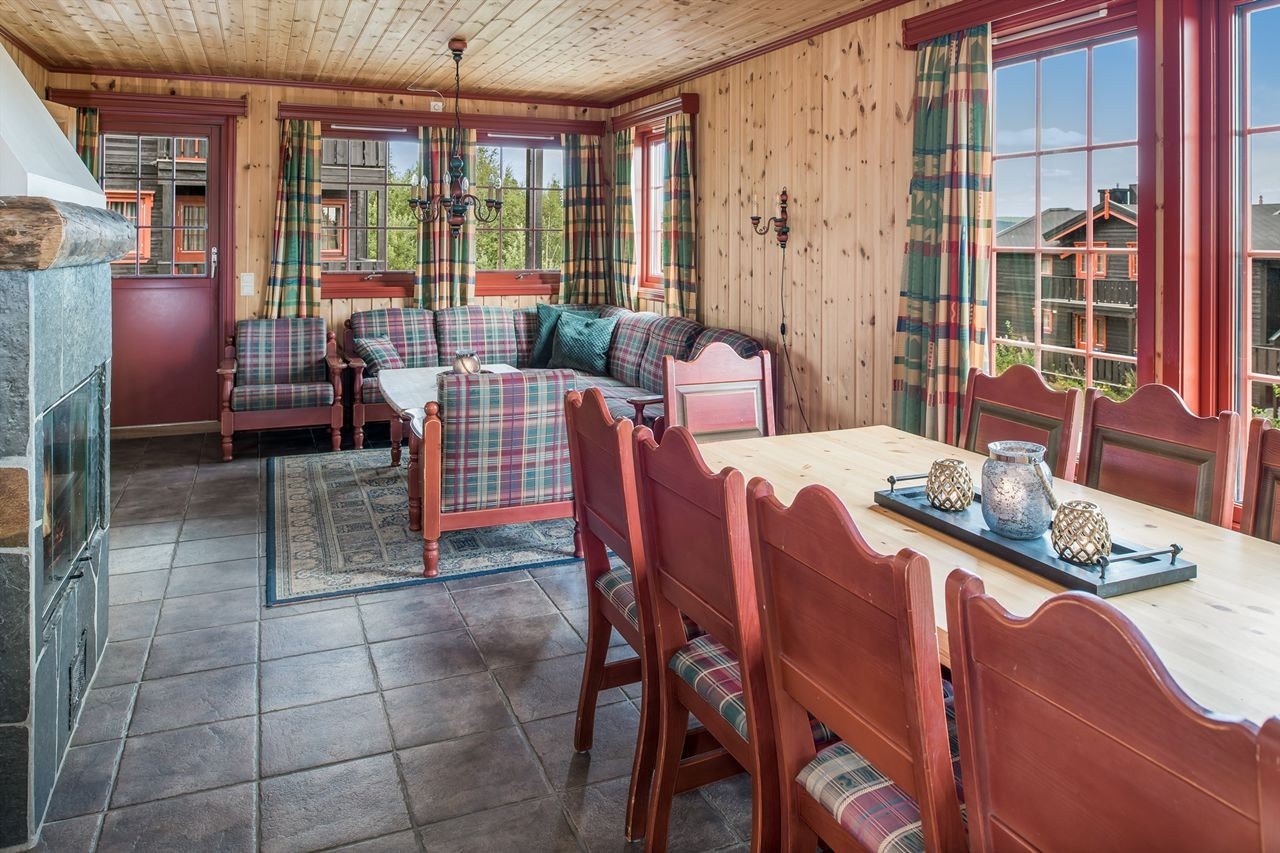 God plass til både sofamøblement og spisebord. Praktiske fliser på gulvet og utgang til balkongen mot øst Galleribilde