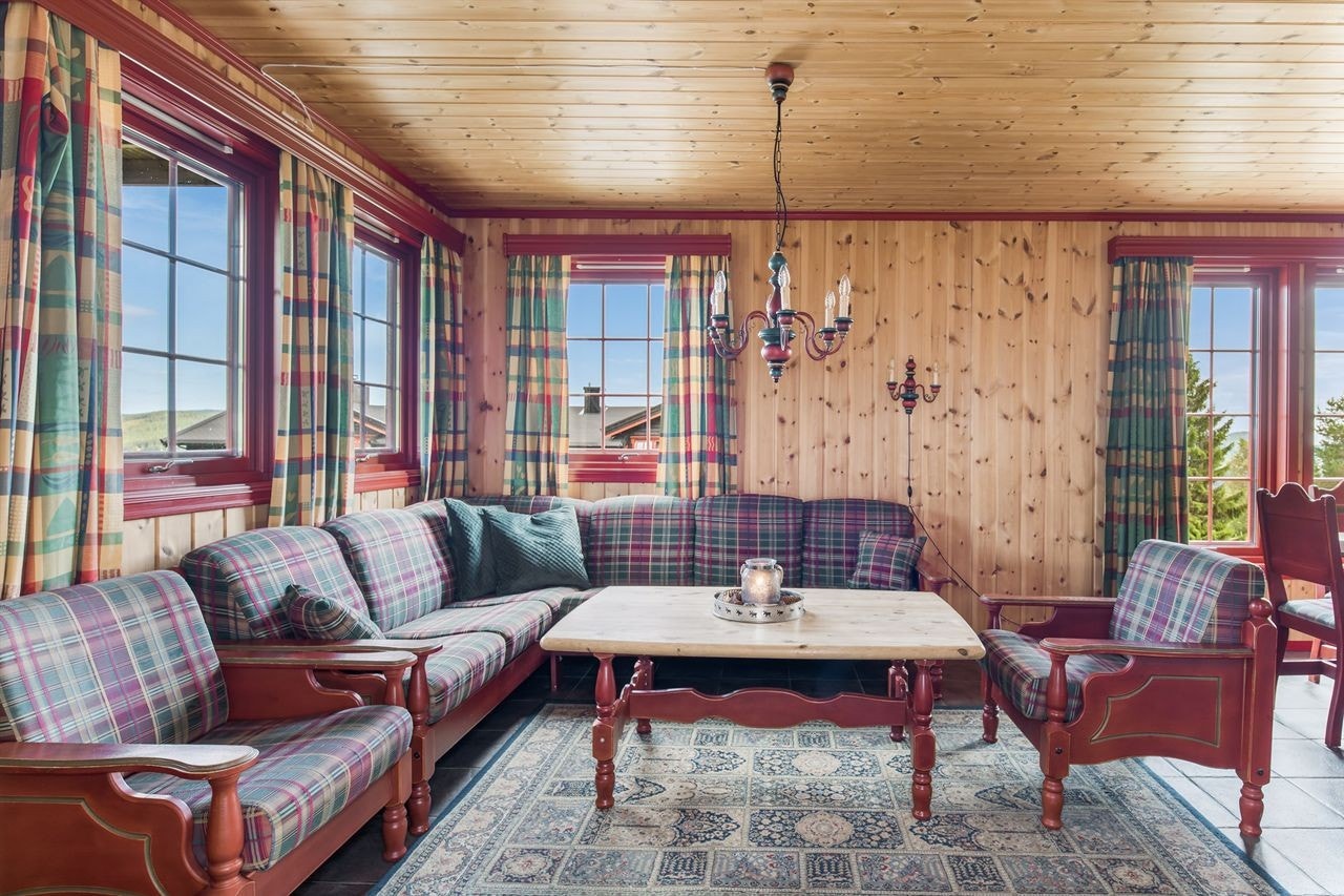 Hyggelig sofakrok i en stue med masse lysinnslipp Galleribilde