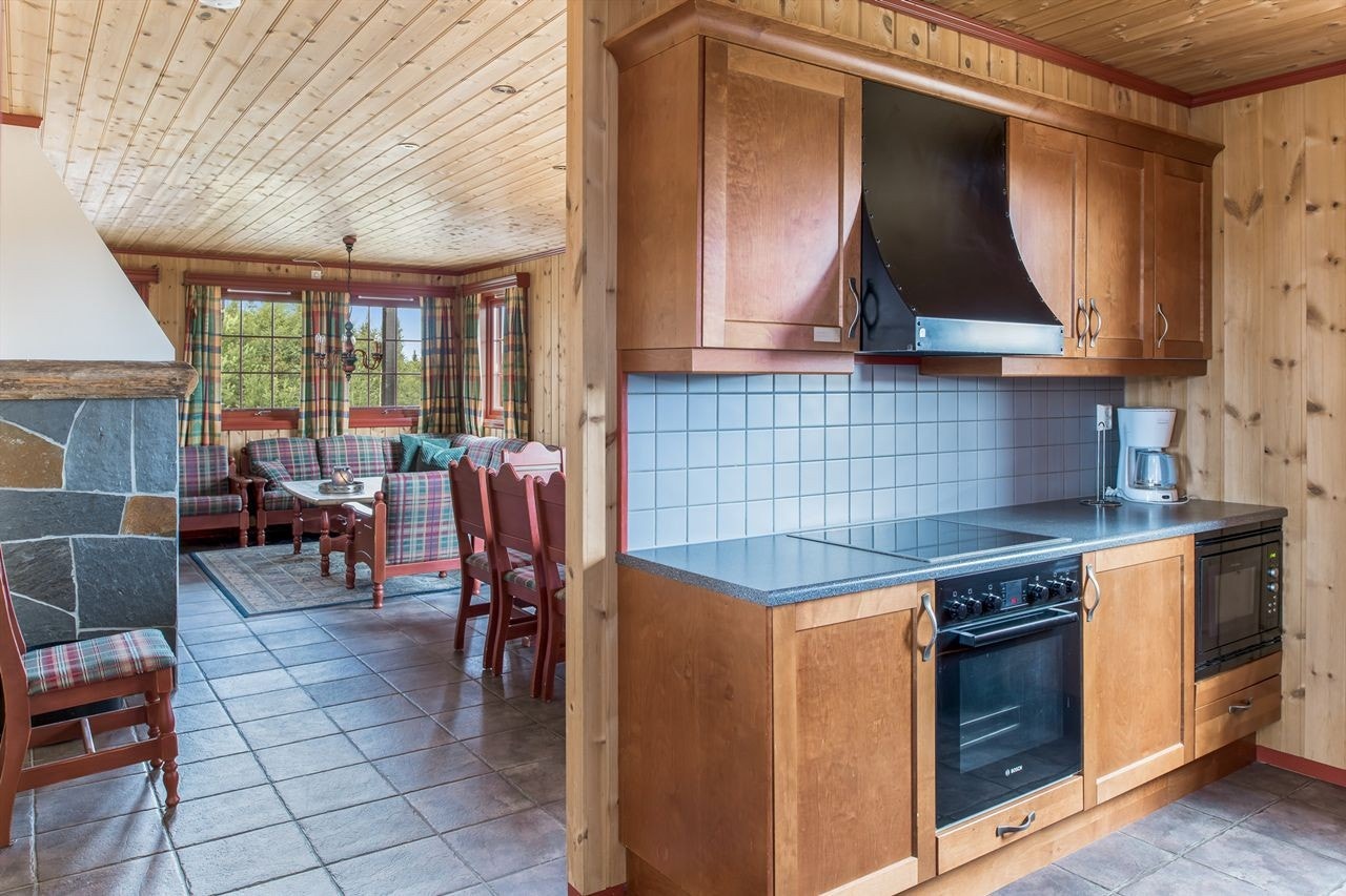 Et trivelig kjøkken med integrerte hvitevarer. Praktiske fliser på gulvet både her, i stua og i gangen Galleribilde