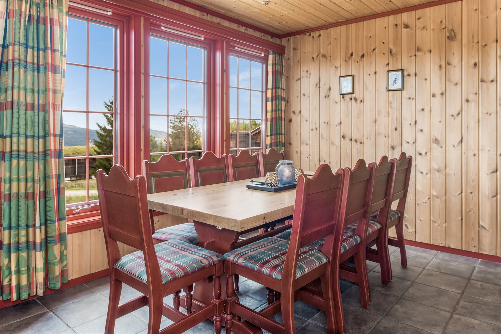 Spiseplass med utsikt! God plass for venner og familie rundt langbordet Galleribilde