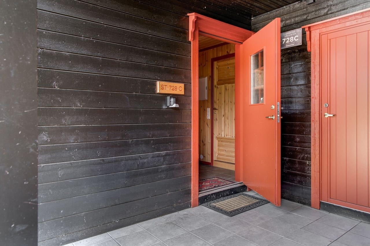 Hyggelig inngangsparti med adkomst til leiligheten og til en utvendig bod Galleribilde