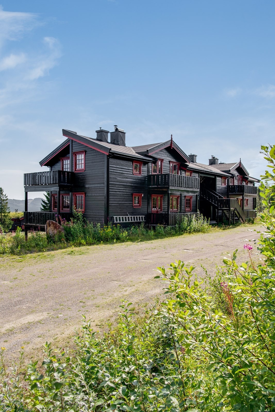 Leiligheten ligger i 2. etasje med inngang fra bakkeplan, parkering rett utenfor Galleribilde