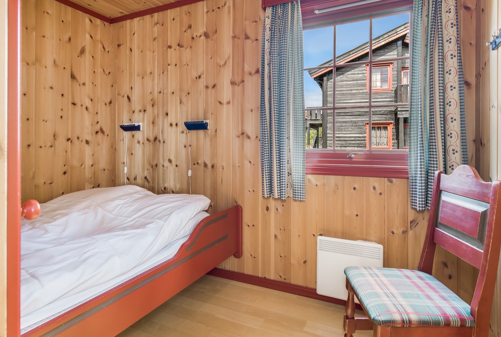 Soverom med seng for 2. Alle soverom har ubehandlet panel på tak og vegger, laminat på gulv Galleribilde