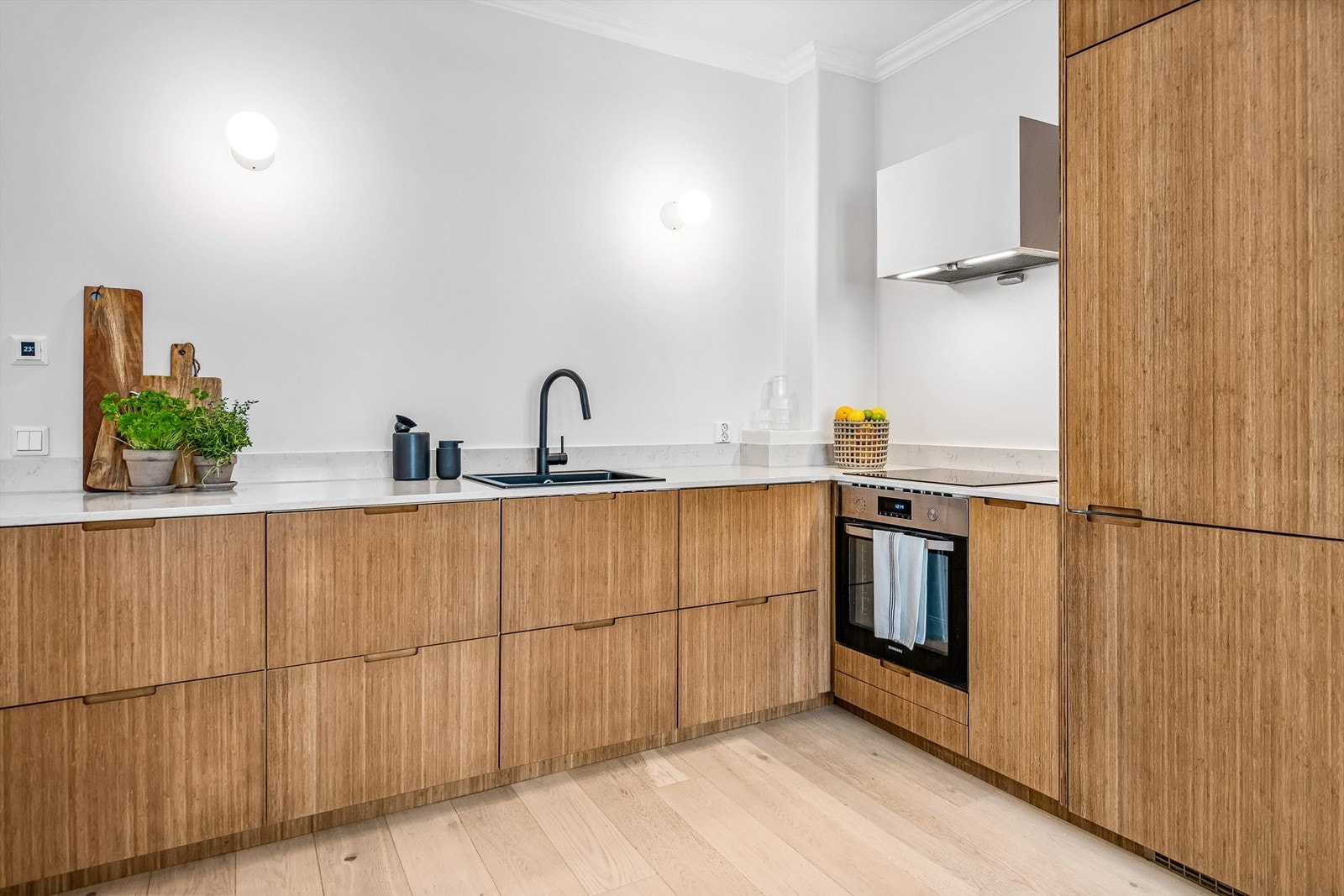 Pen benkeplate av steinkompositt, fra leverandøren Silestone Galleribilde