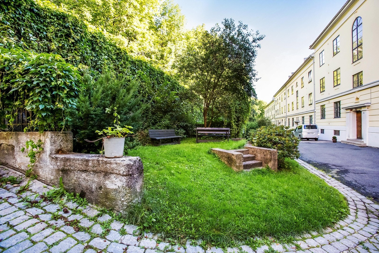 Representativ bakgård Galleribilde