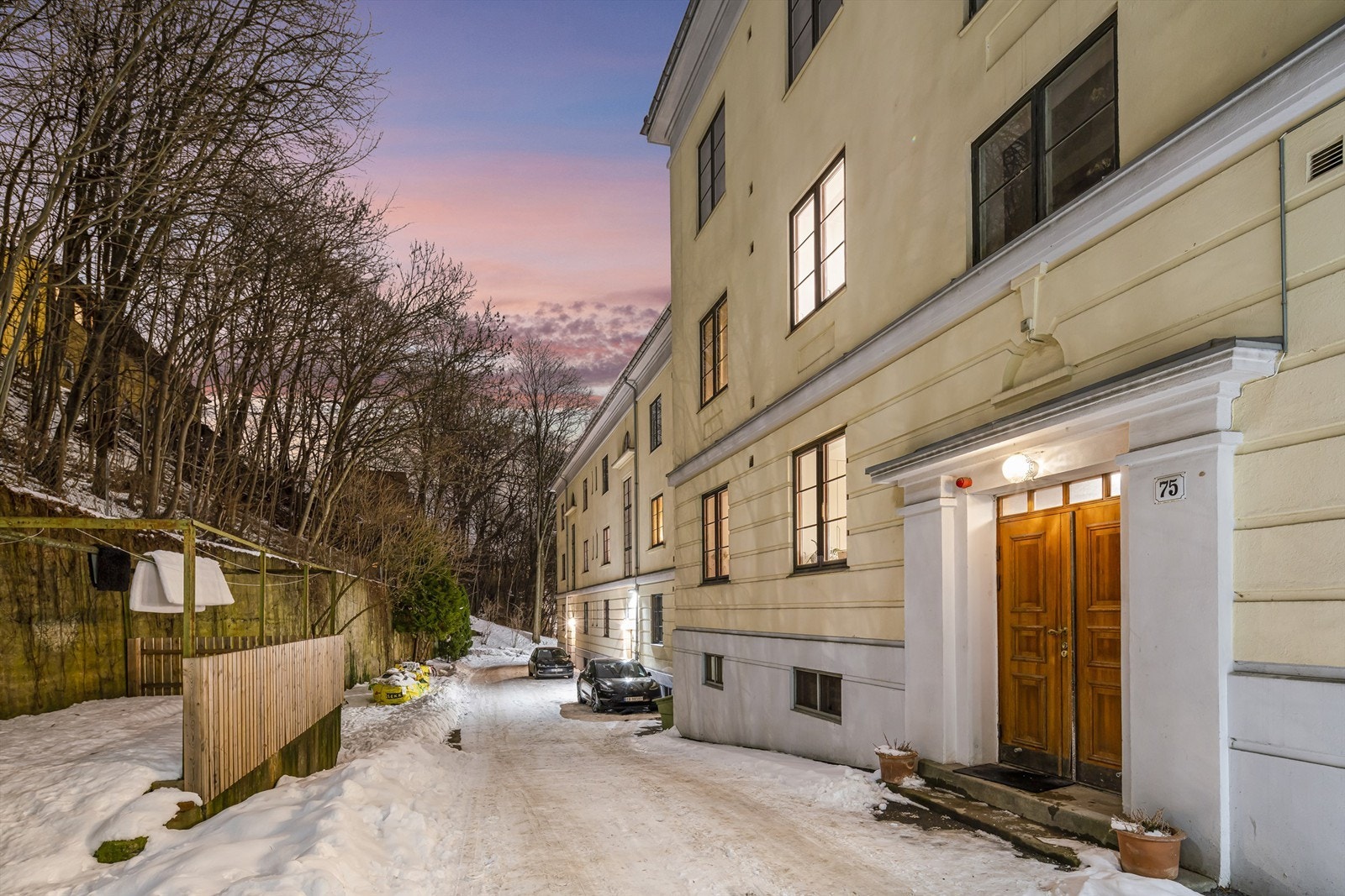 Også mot bakgården ligger boligen i praksis som en 2. etg. Galleribilde