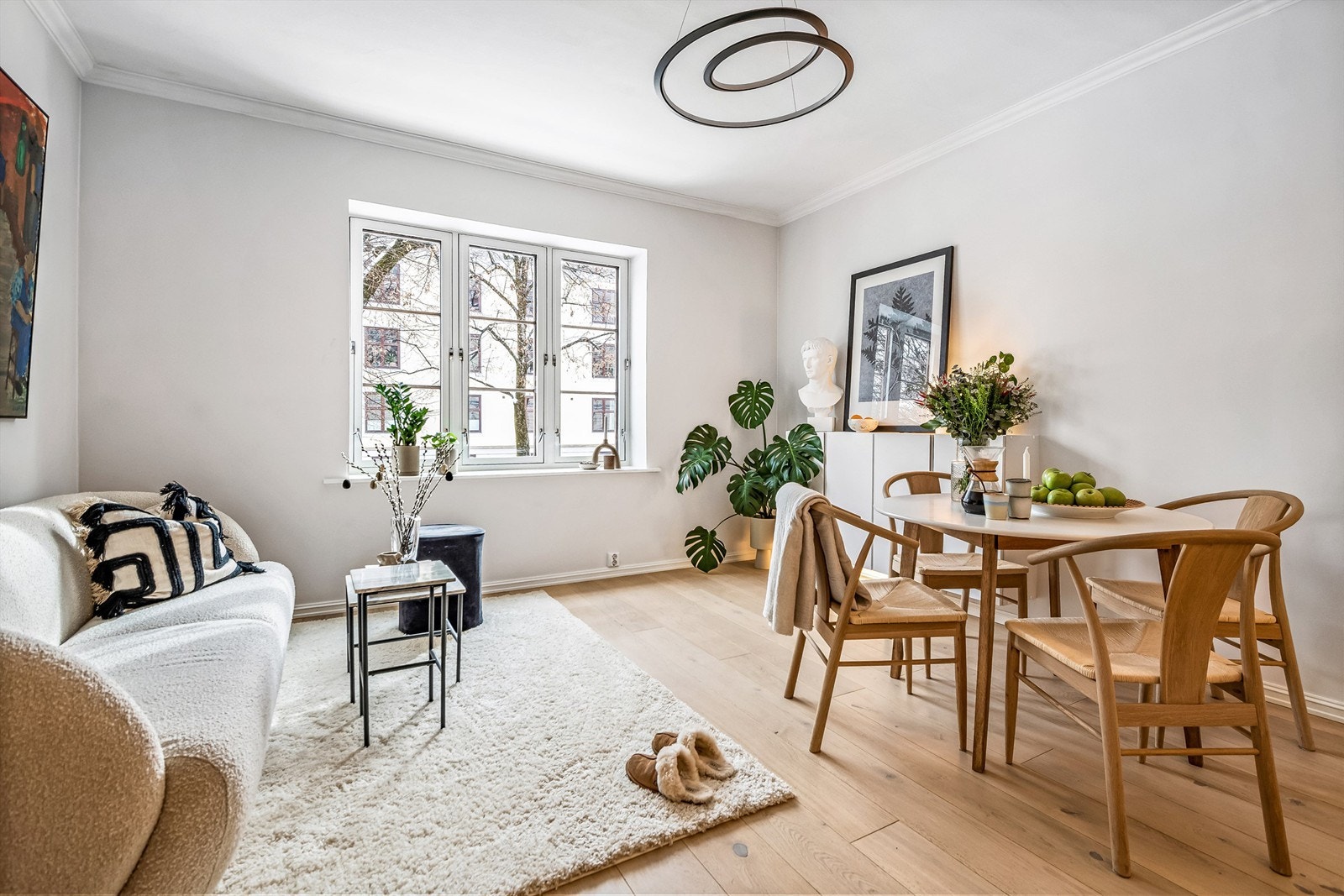 Vi har gleden av å presentere denne lekre og gjennomførte 3-roms eierleiligheten Galleribilde