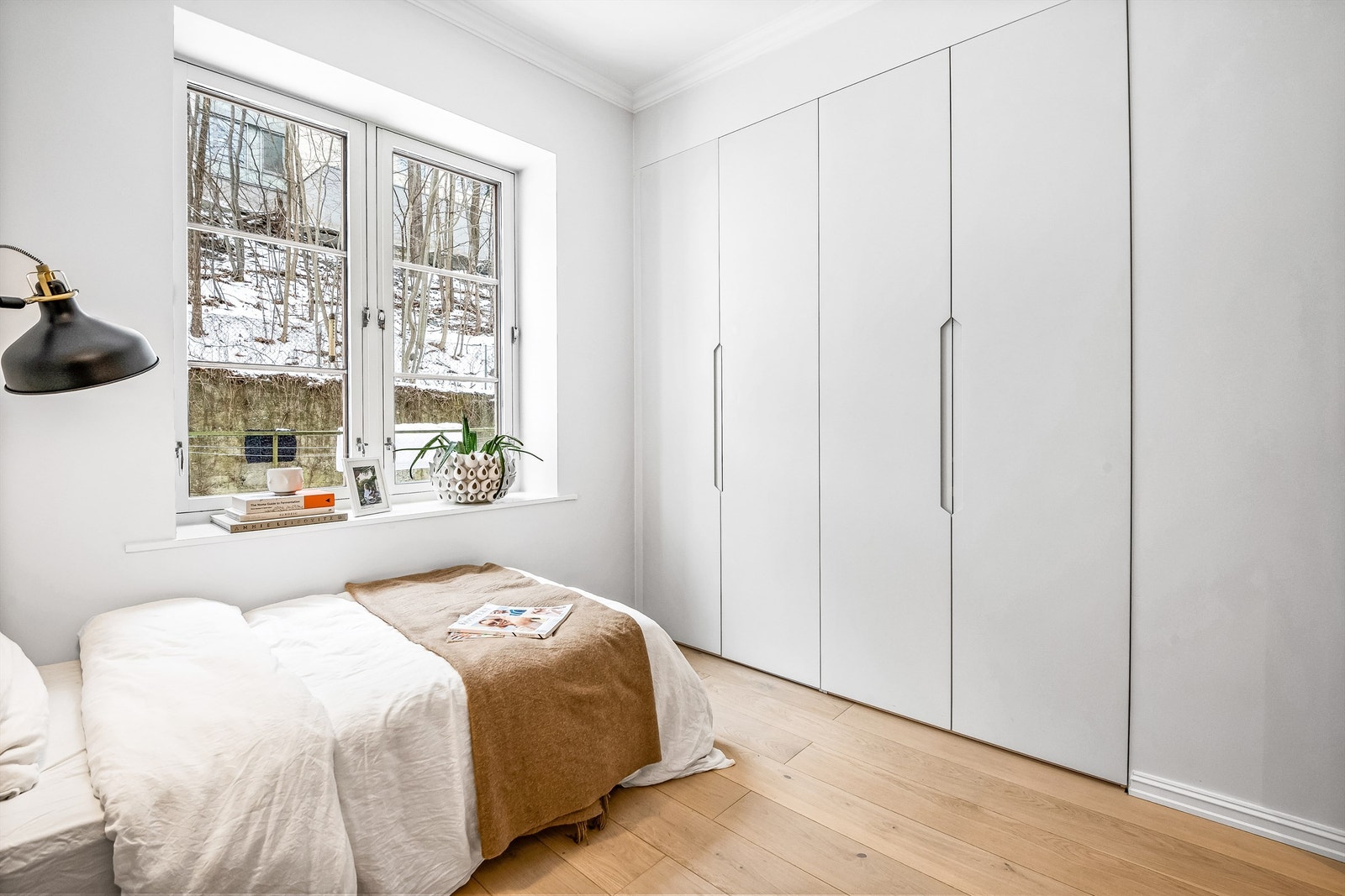 Bra med lagringsplass i spesialtilpassede skap. Vender også inn mot rolig bakgård Galleribilde