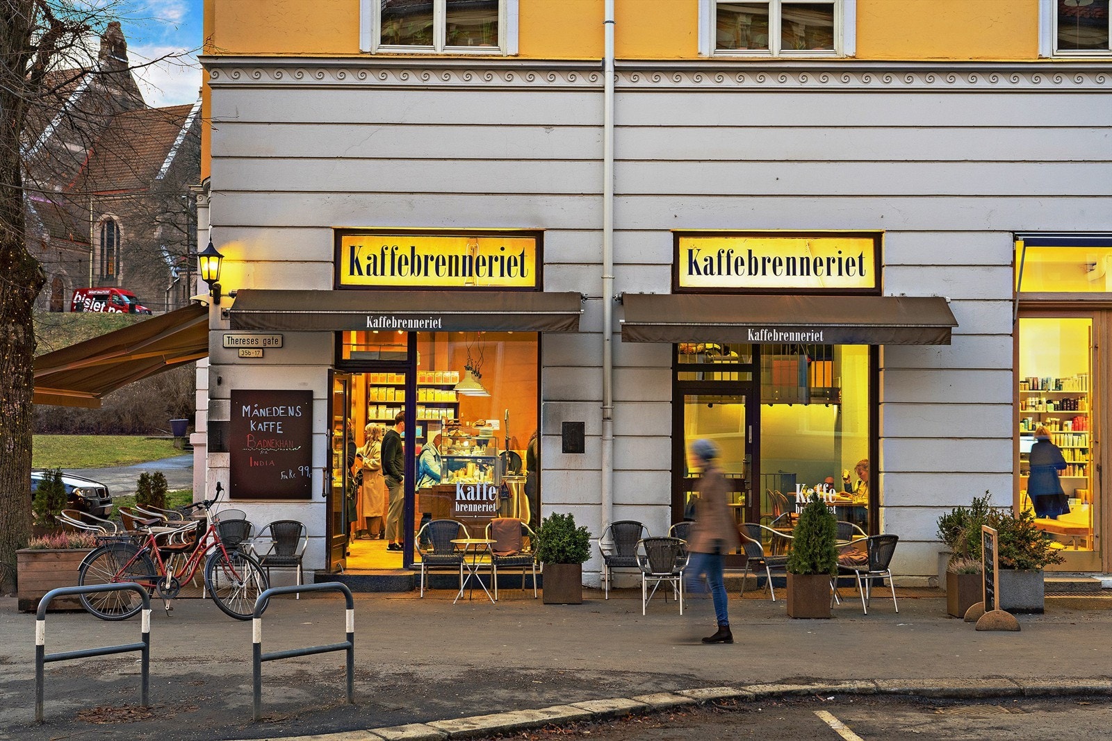 Kun en kort spasertur til flere hyggelige kaféer og spisesteder.. Galleribilde