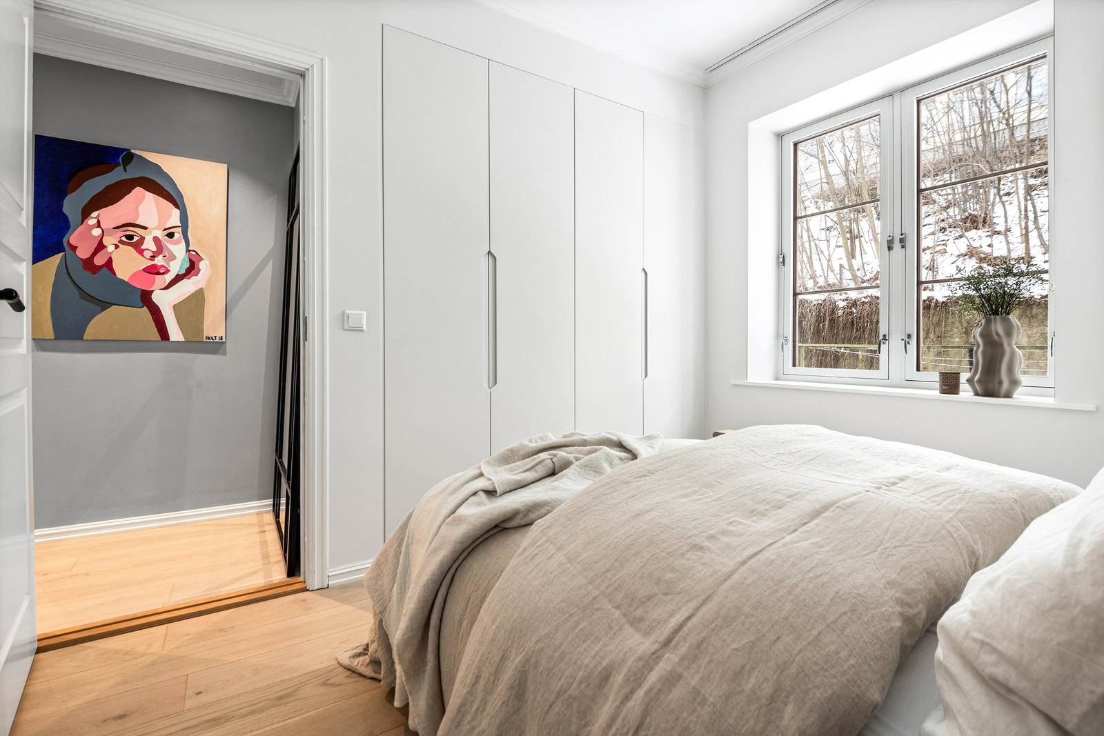 Vender ut mot rolig bakgård/grøntarealer. Galleribilde