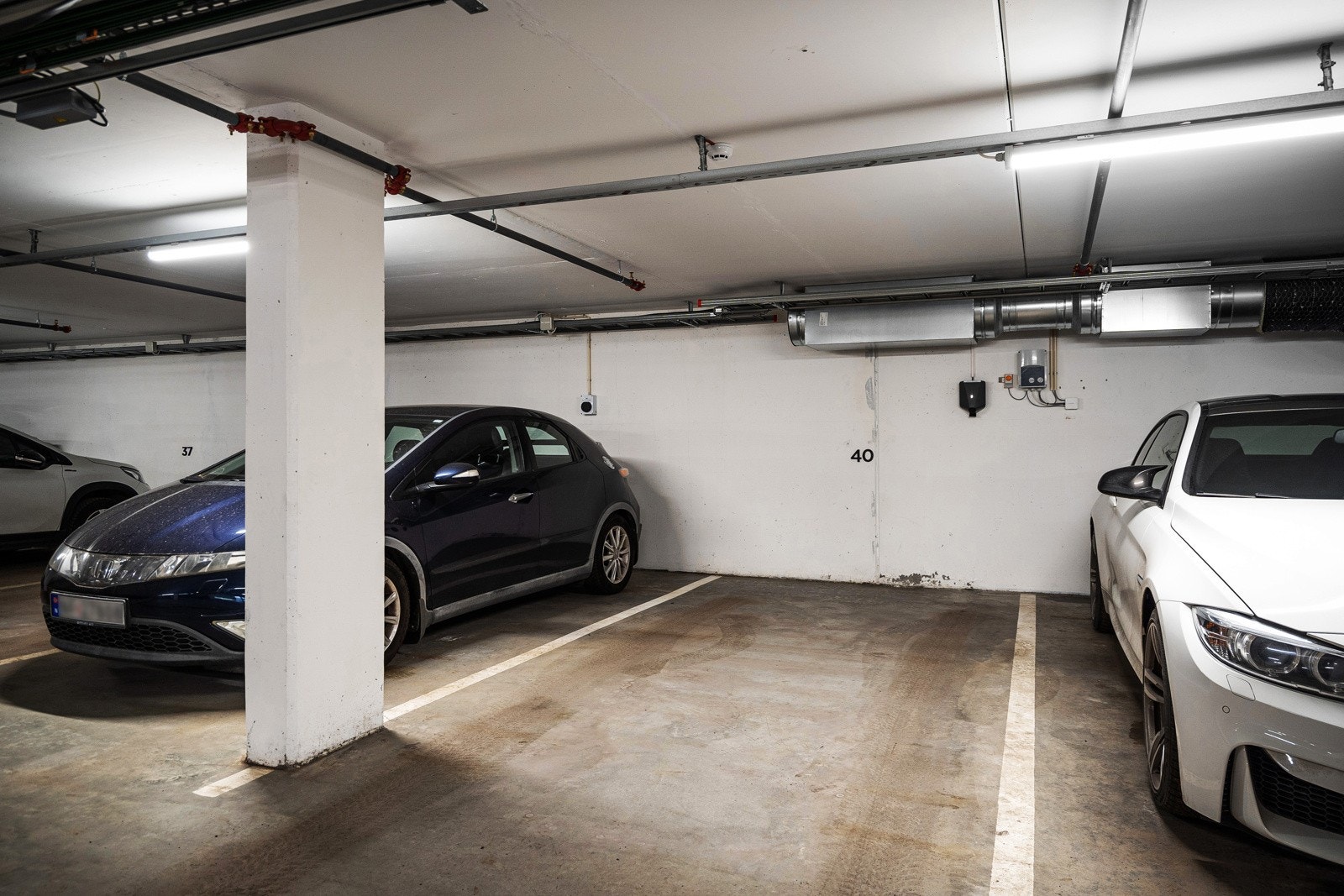 Garasjeplass med El-bil lader Galleribilde